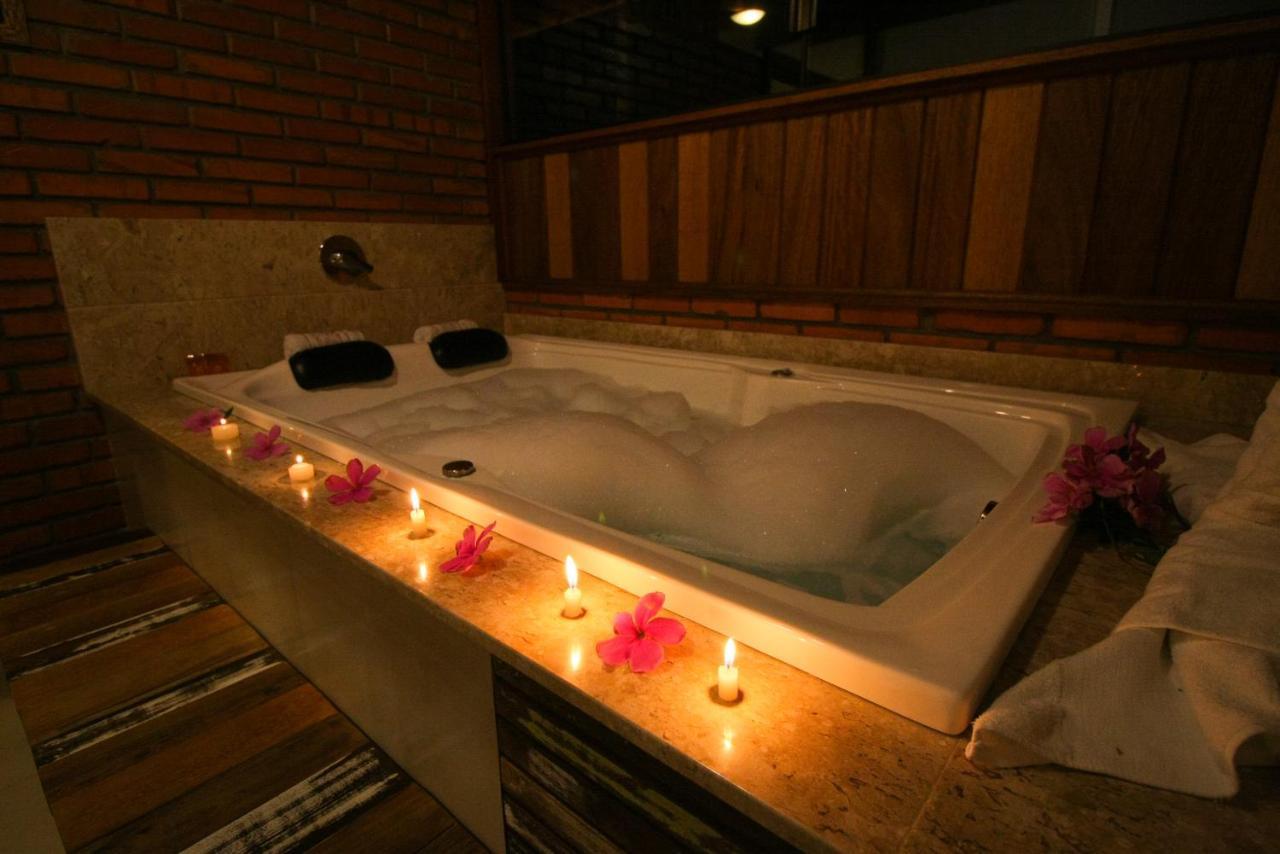 Suite Hot Tub,1589216472:JPEG