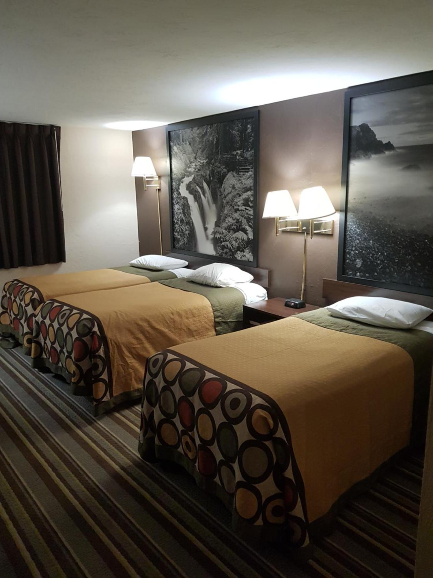 Room One Queen Two Twin Beds Pet Friendly or Non-Smoking,966788914:JPEG