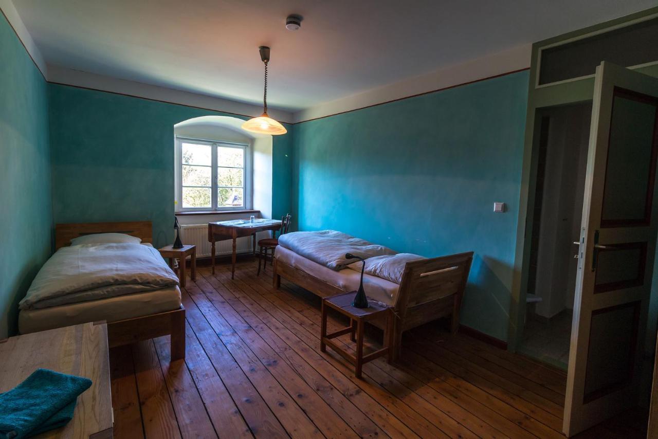 Tweepersoonskamer met 2 Aparte Bedden en Douche