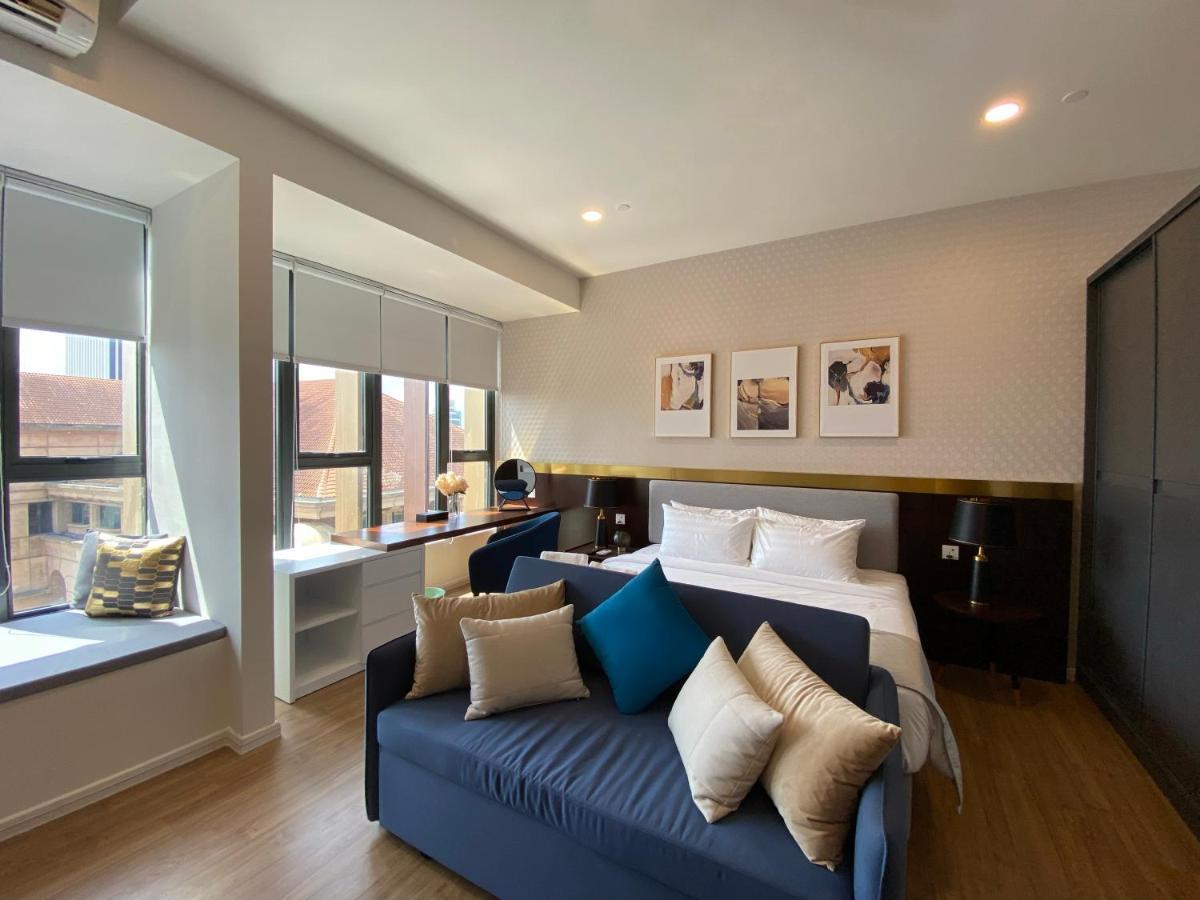 Estudio con cama extragrande y sofá cama