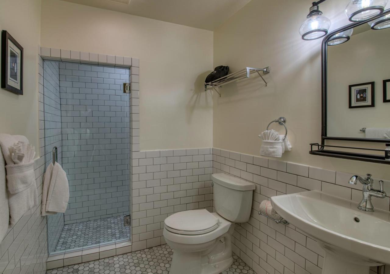 Deluxe King Suite
