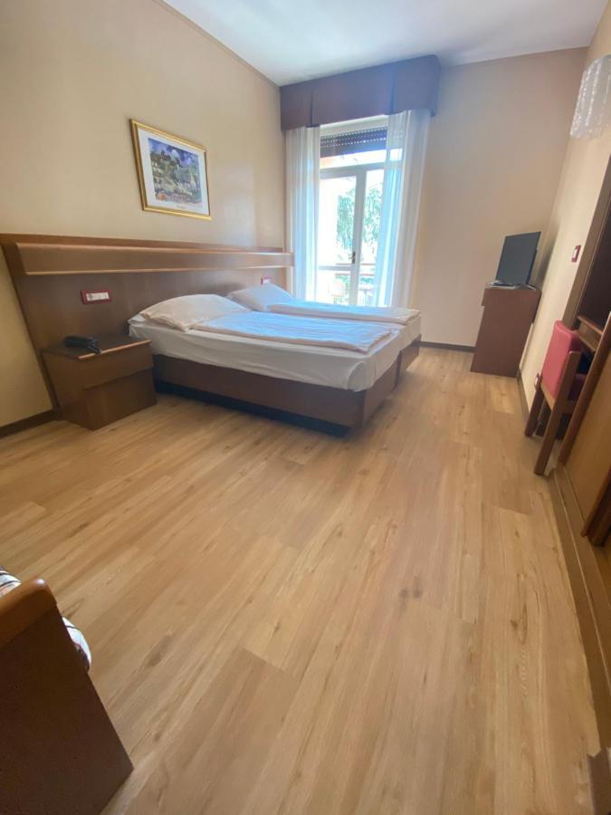 Family Room with Balcony,1123173666:JPEG