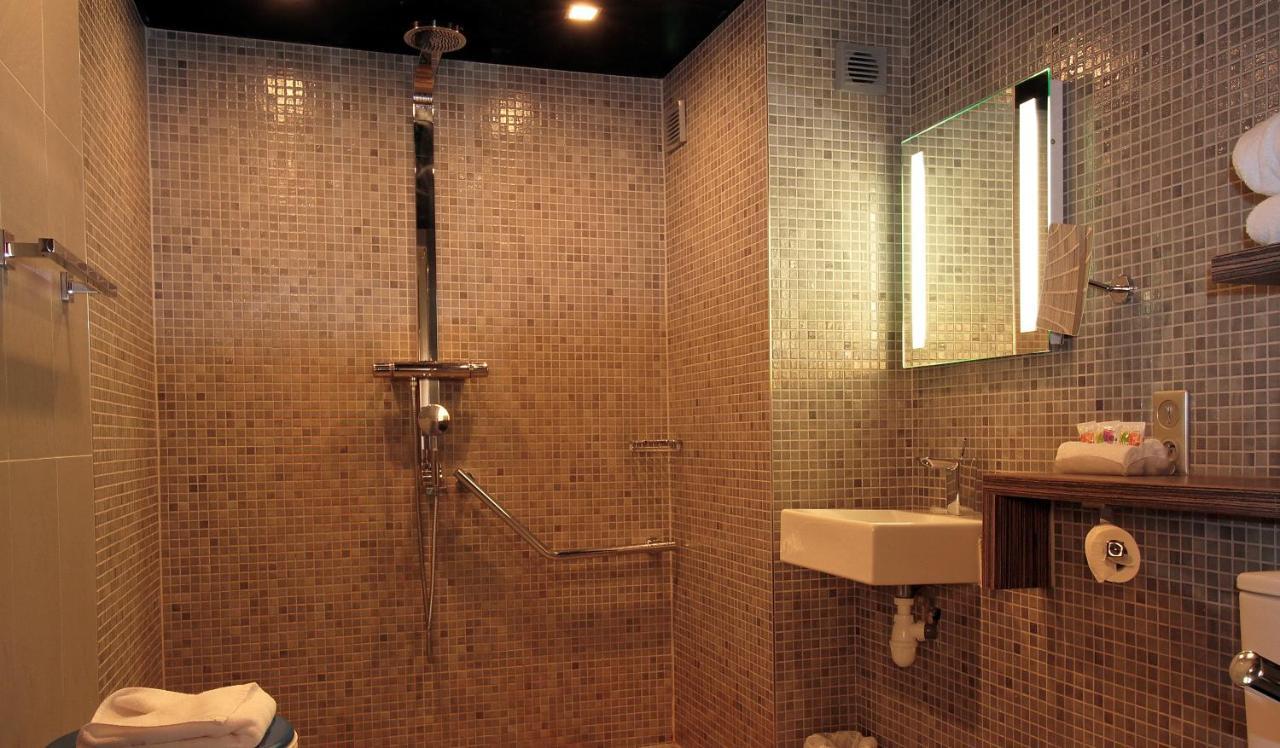 Family Room (2 Adults + 1 Child under 12),1208425546:JPEG