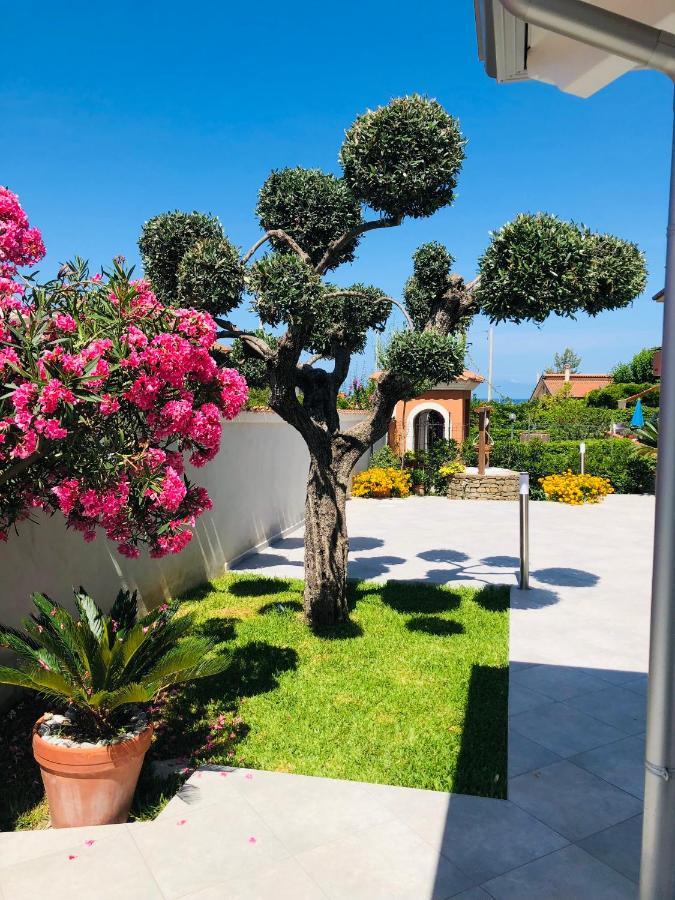 Camera Matrimoniale con Vista Giardino