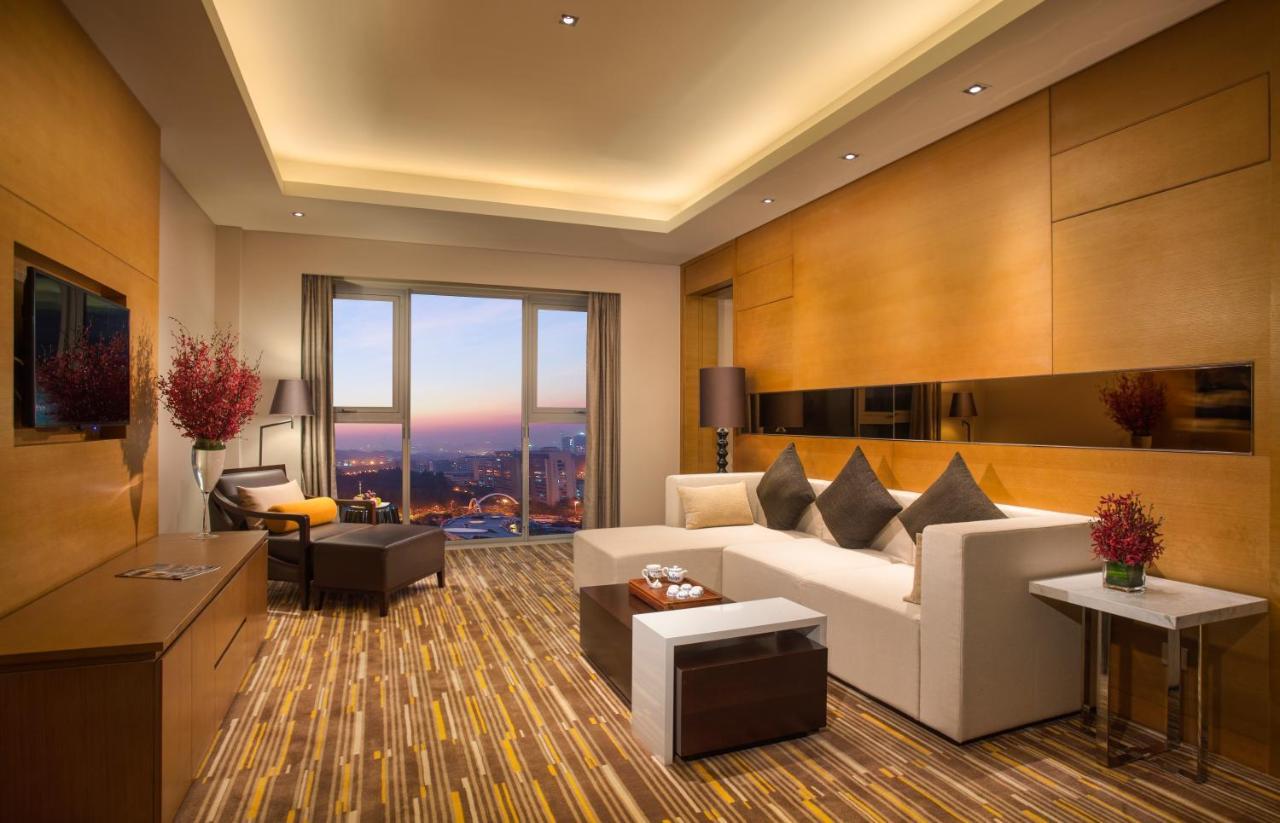1 King One Bedroom Suite Dining Area