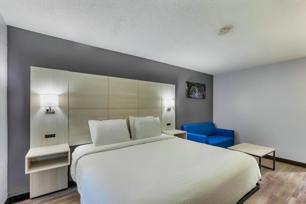 Deluxe King Room - Non-Smoking