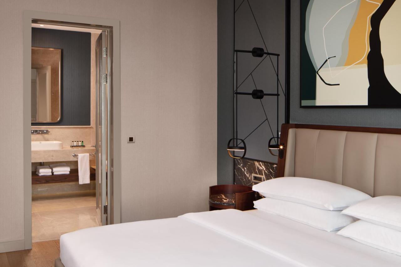 Executive Suite with Panoramic City View - Lounge Access,1154485527:JPEG