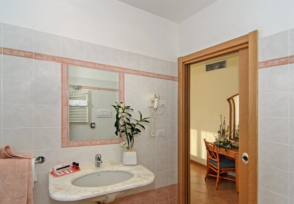 Double or Twin Room,843641915:JPEG
