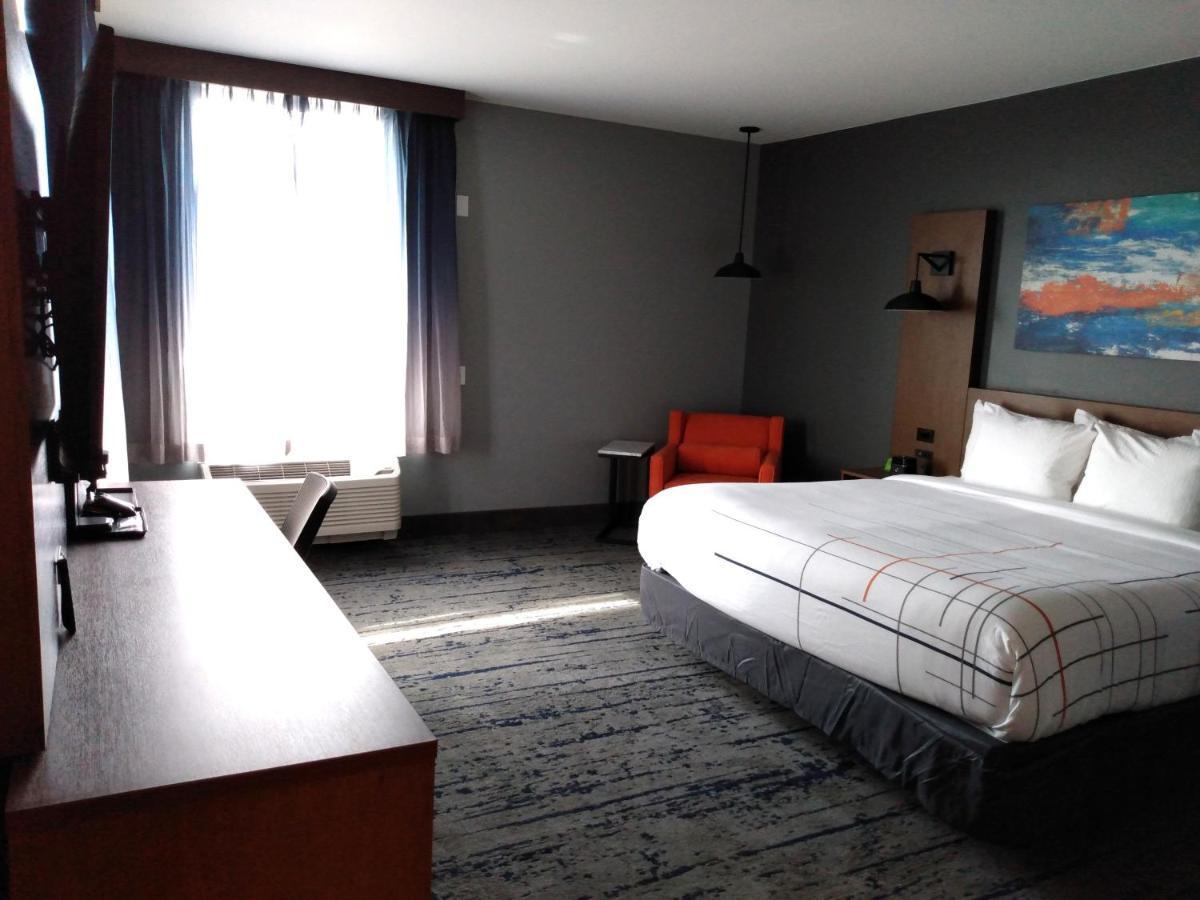 1 King Bed, Mobility/Hearing Accessible Room, Tub with Grab Bars, Non-Smoking,1191662419:JPEG