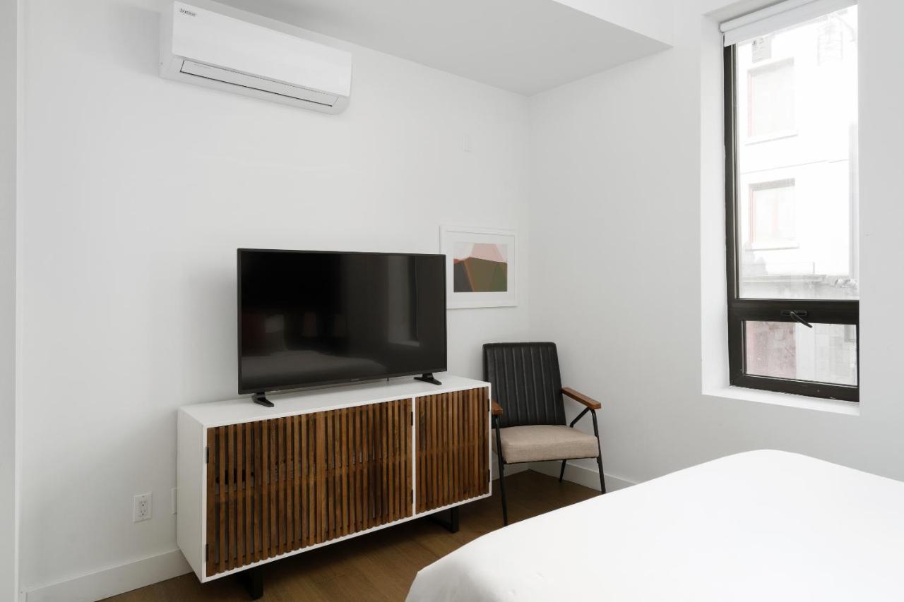 Deluxe Studio with Queen Bed,1196521165:JPEG