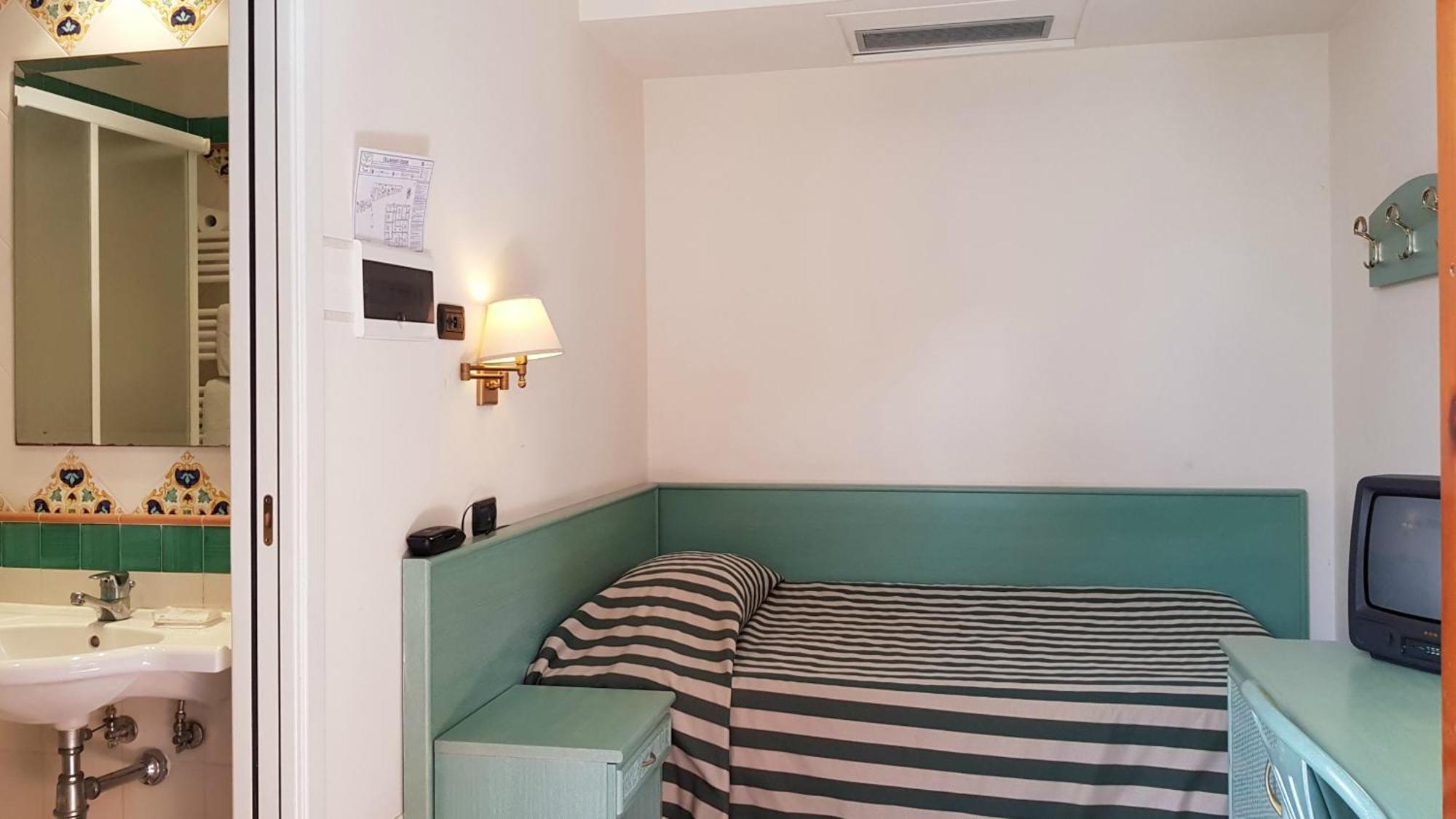 Classic Single Room,442371576:JPEG