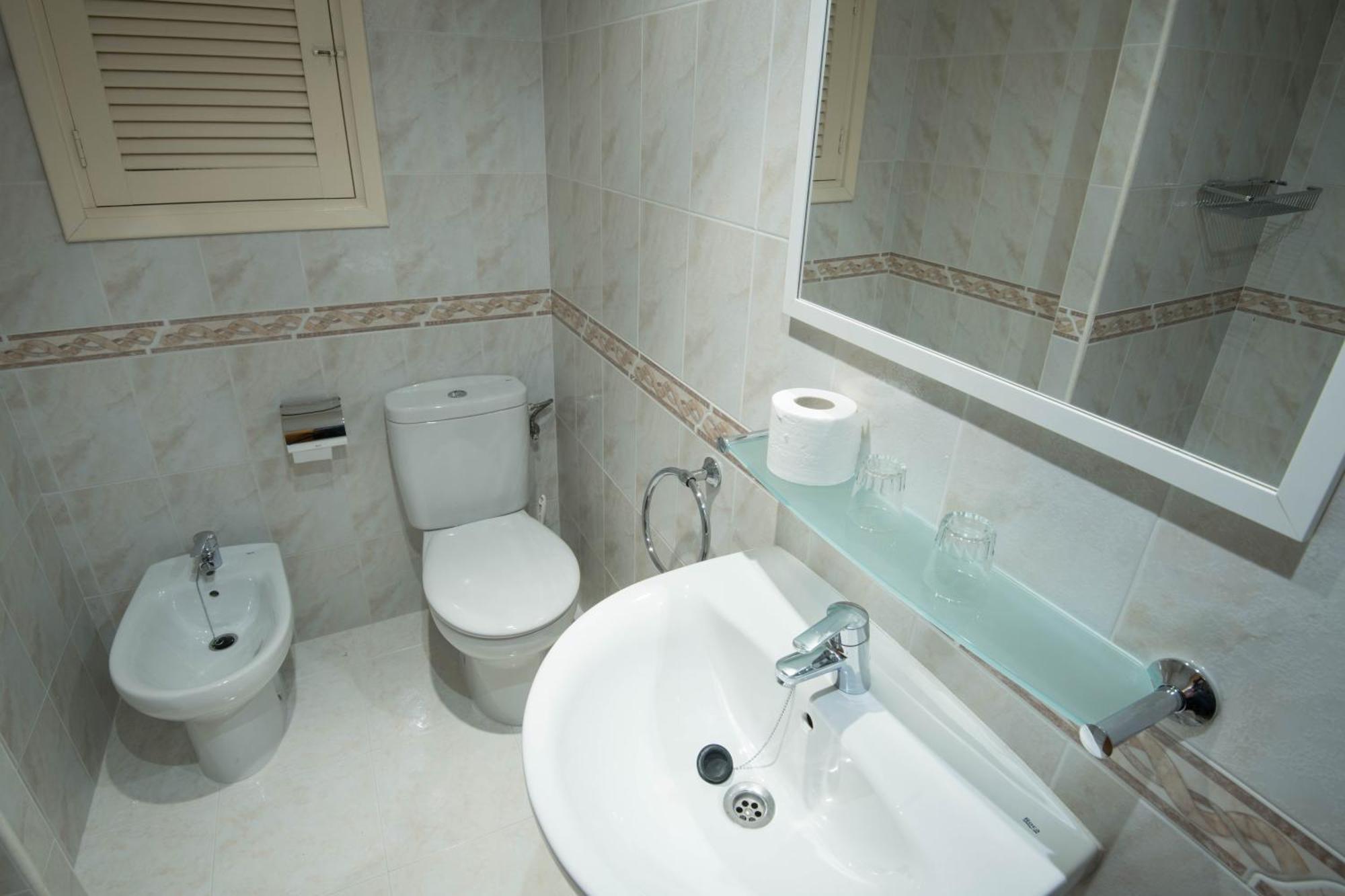 Twin Room Bathroom,1260862723:JPEG