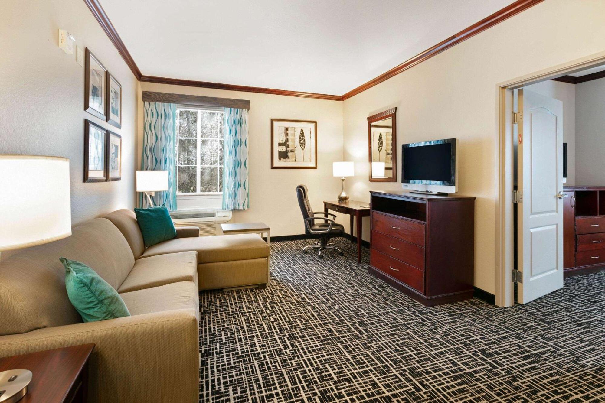 One-Bedroom Family King Suite - Non-Smoking,1731393818:JPEG