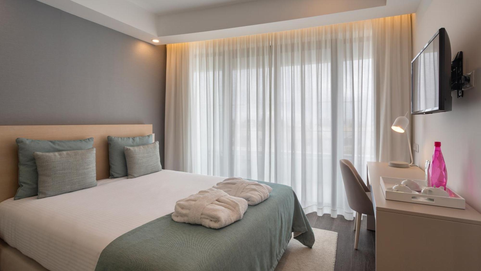 Standard Double or Twin Room Spa Access,1215867019:JPEG