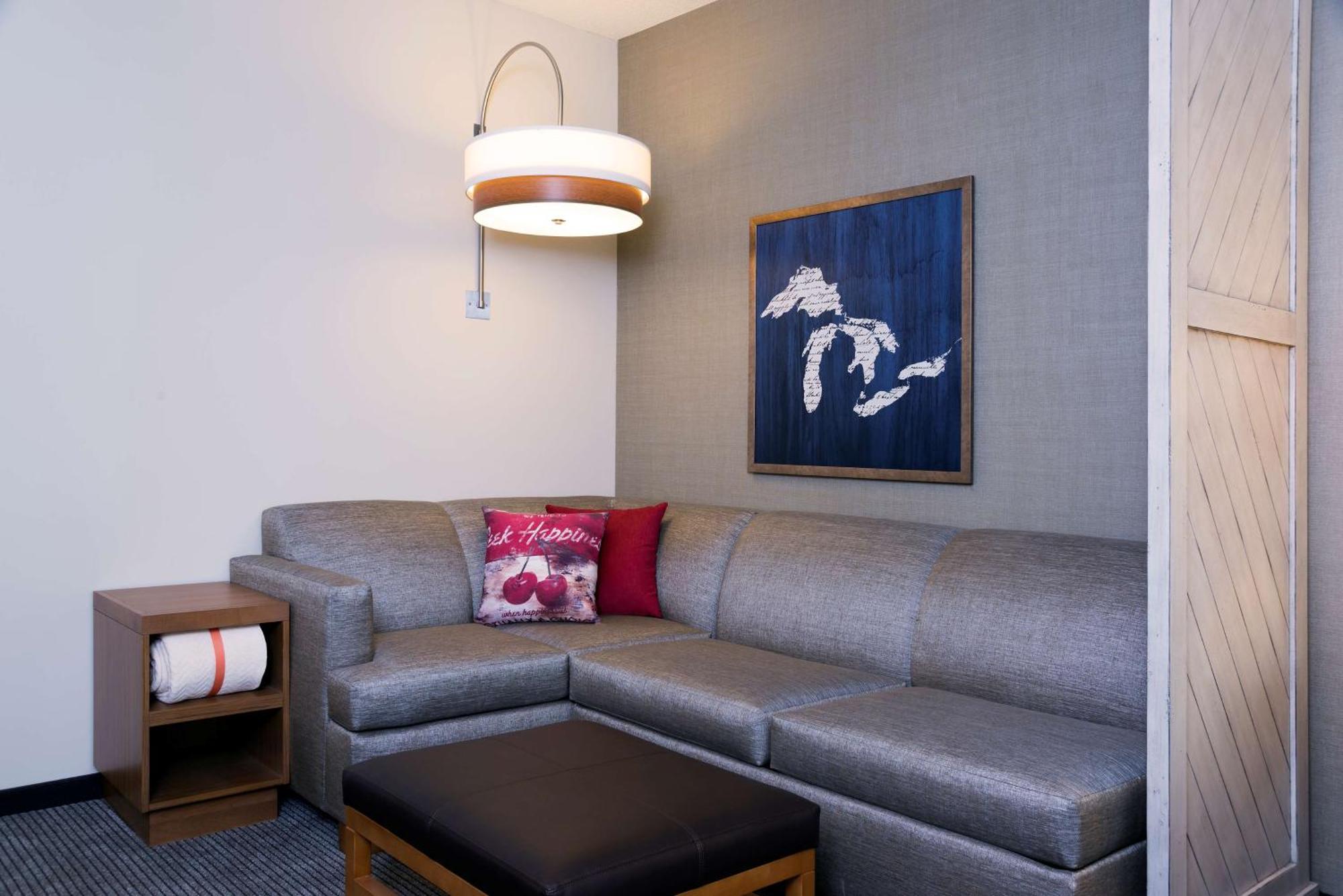 Zimmer mit Kingsize-Bett und Schlafsofa