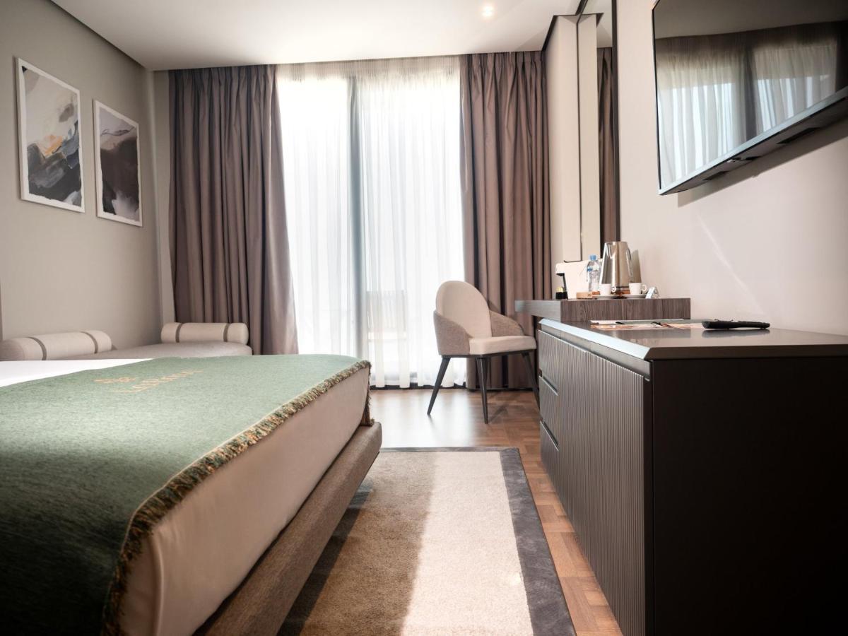 Zimmer mit Kingsize-Bett und Meerblick