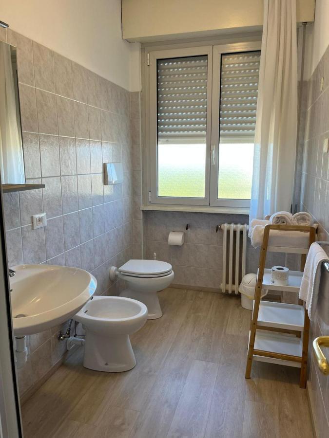 Zimmer mit Queensize-Bett und Balkon