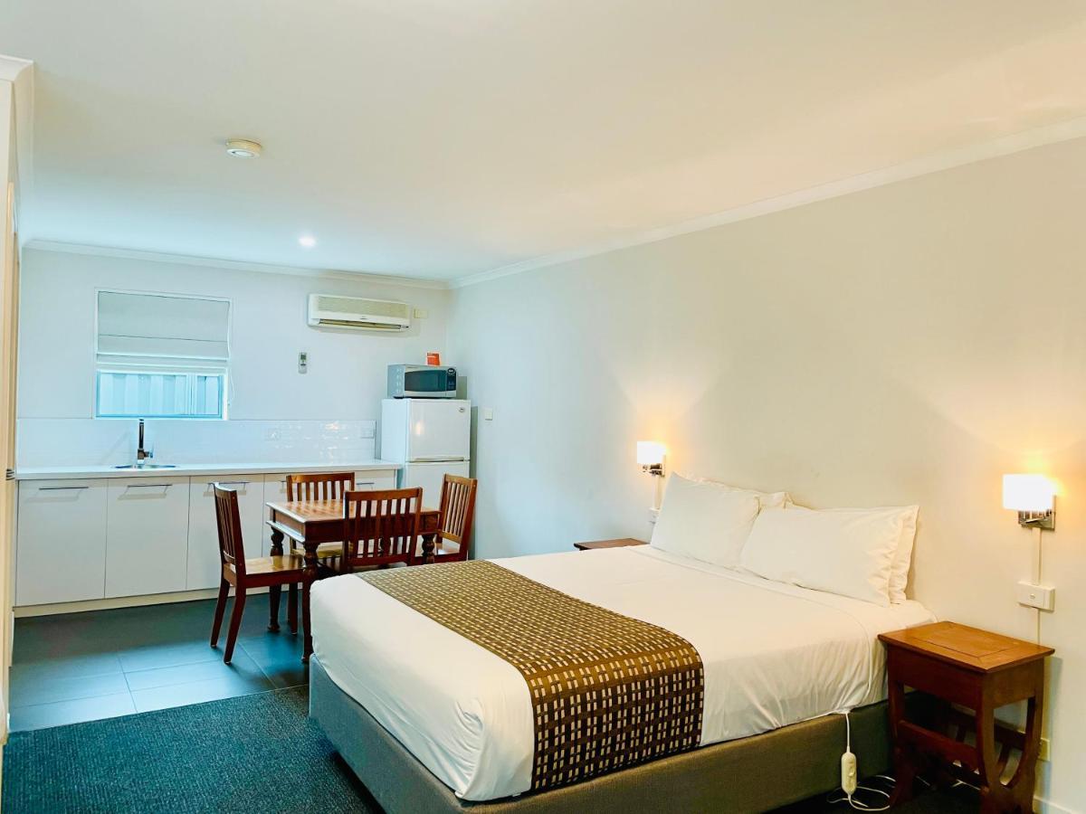 Queen Room with Two Single Beds - Non-Smoking