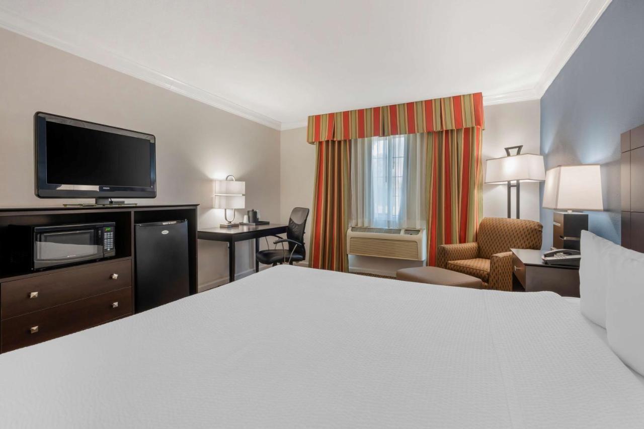 King Room with Roll-In Shower - Mobility Access,1365160787:JPEG