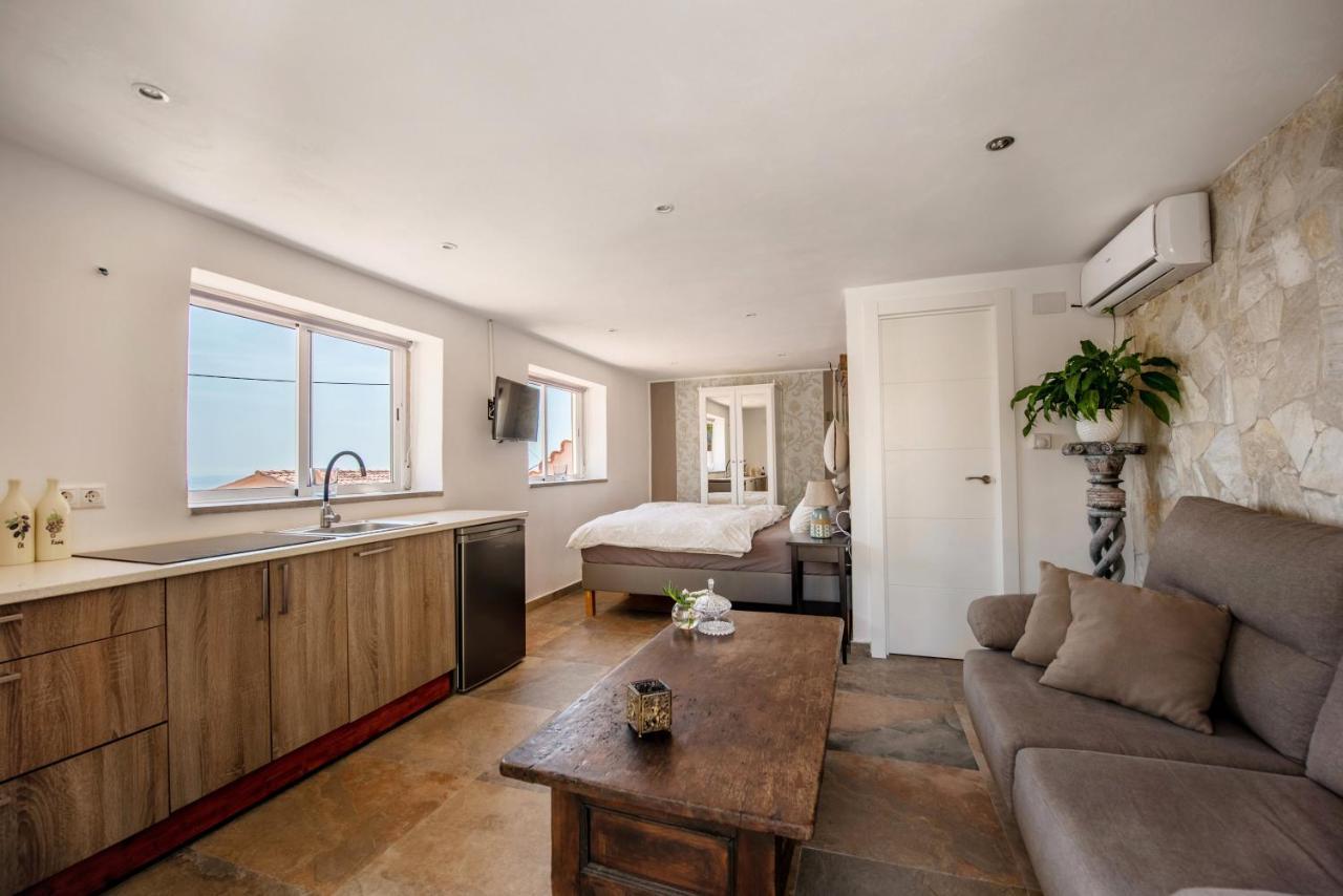 Studio with Sea View,1420863342:JPEG