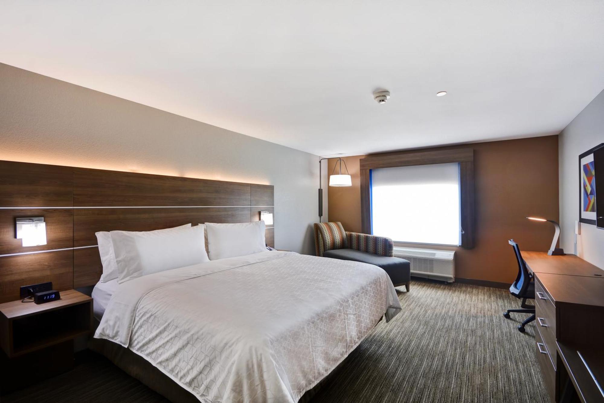 Standard King Room with Roll-In Shower - Communications Access,1458190363:JPEG