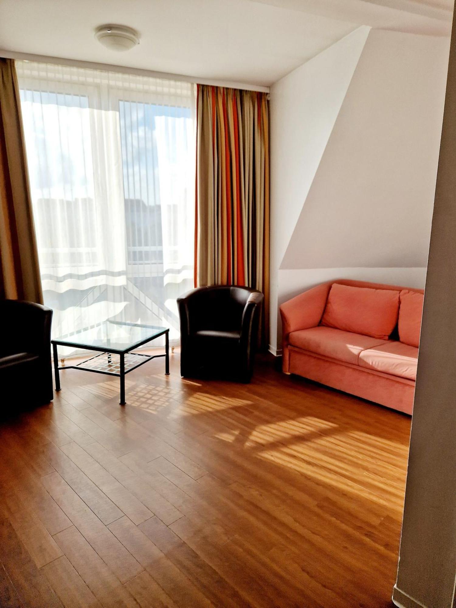 Family Room,1542713098:JPEG