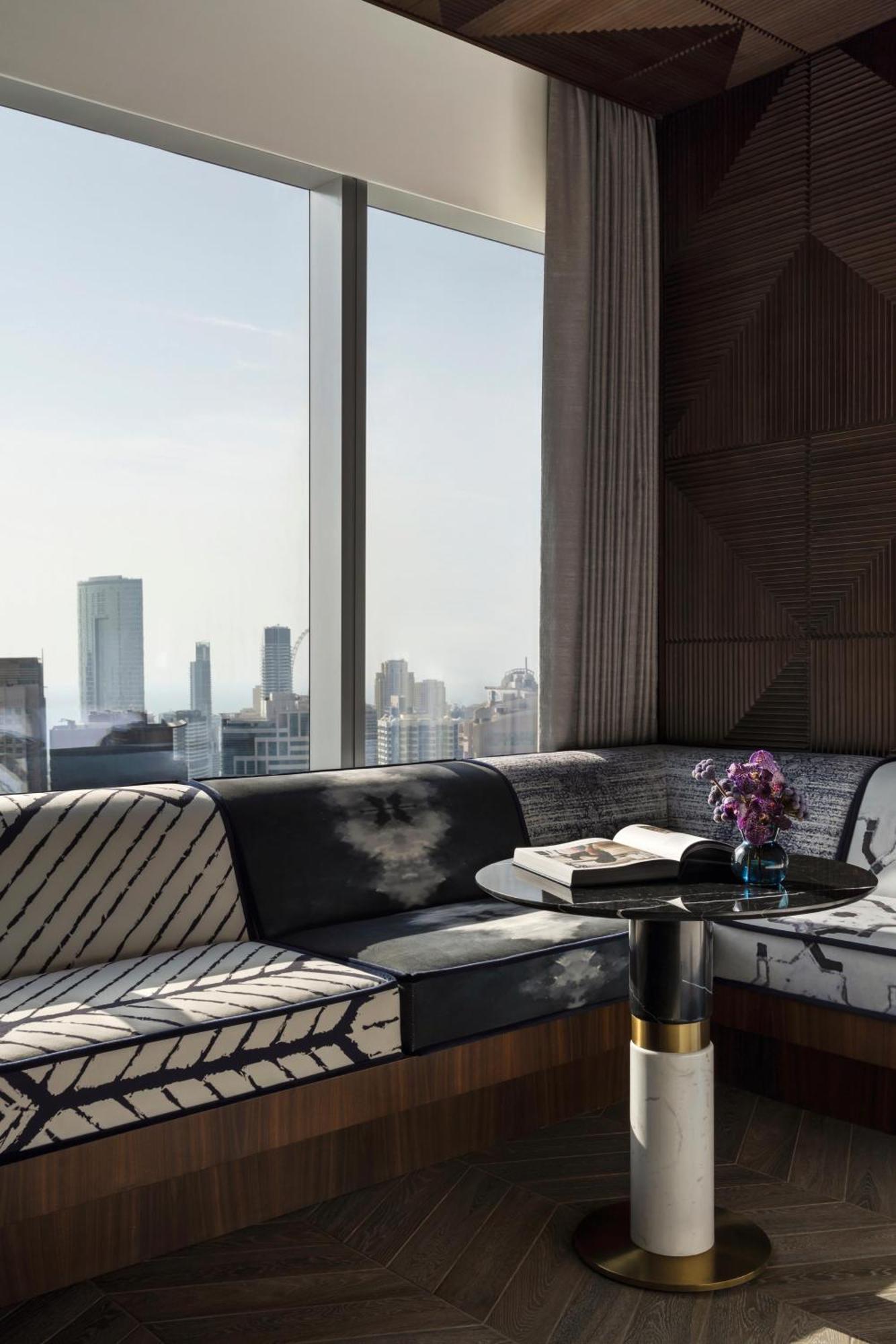 Studio mit 2 Einzelbetten und Blick auf die Skyline des Yachthafens
