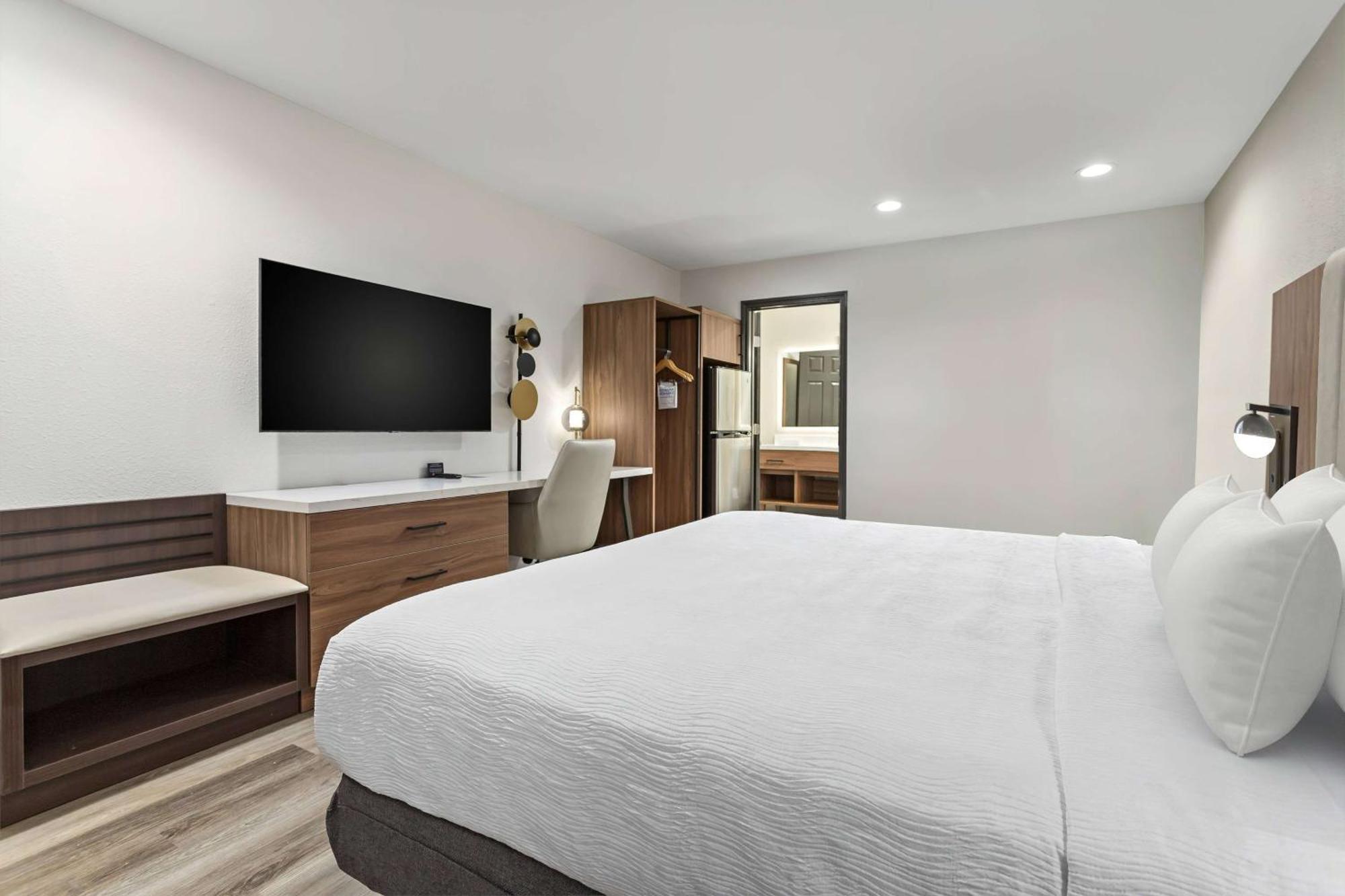 1 King Bed Premium Mobility or Hearing Accessible Room Roll Shower No Smoking,1546060810:JPEG