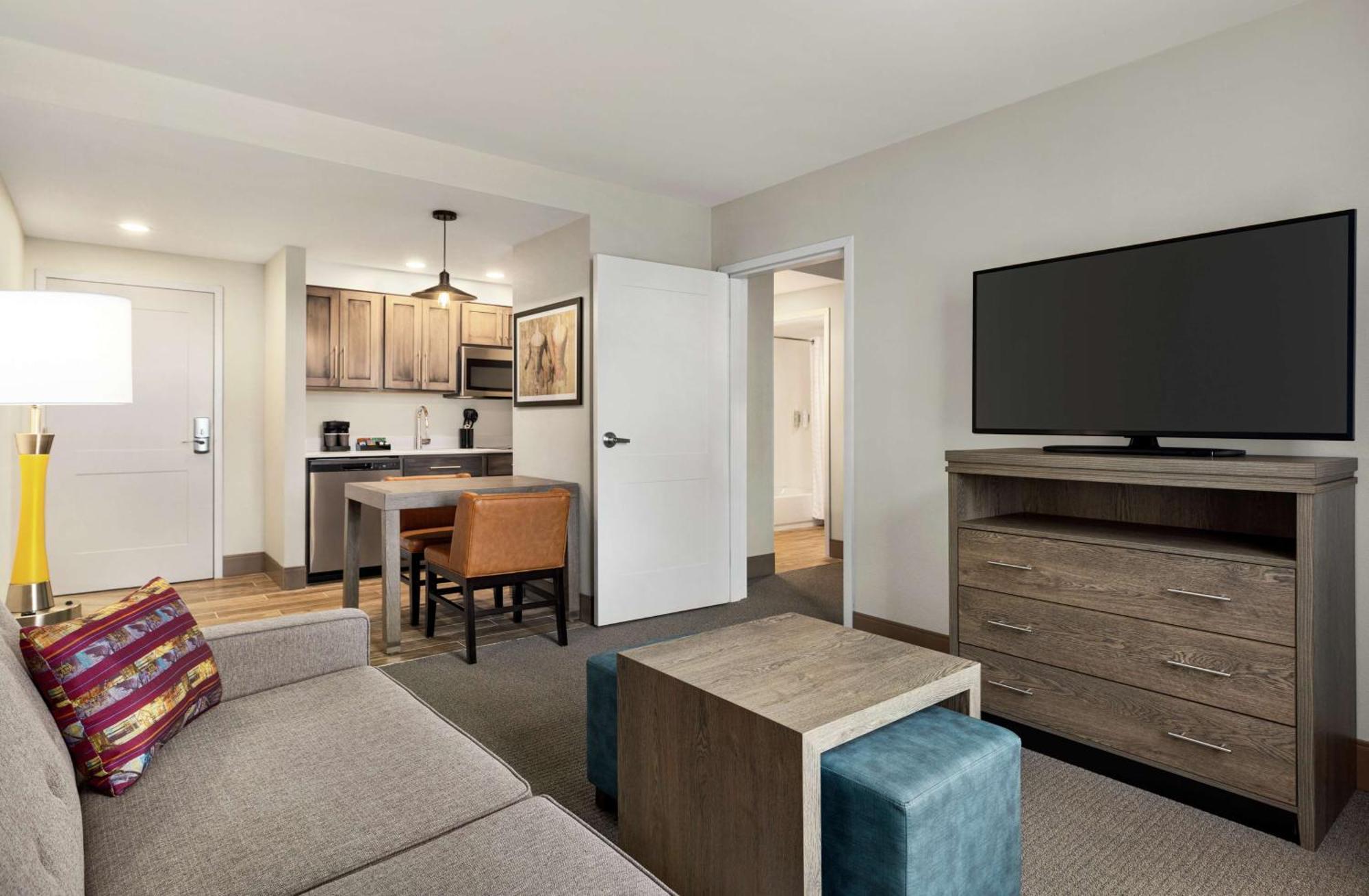 Queen Suite with Two Queen Beds - Mobility and Hearing Access/Non-Smoking,1546955077:JPEG