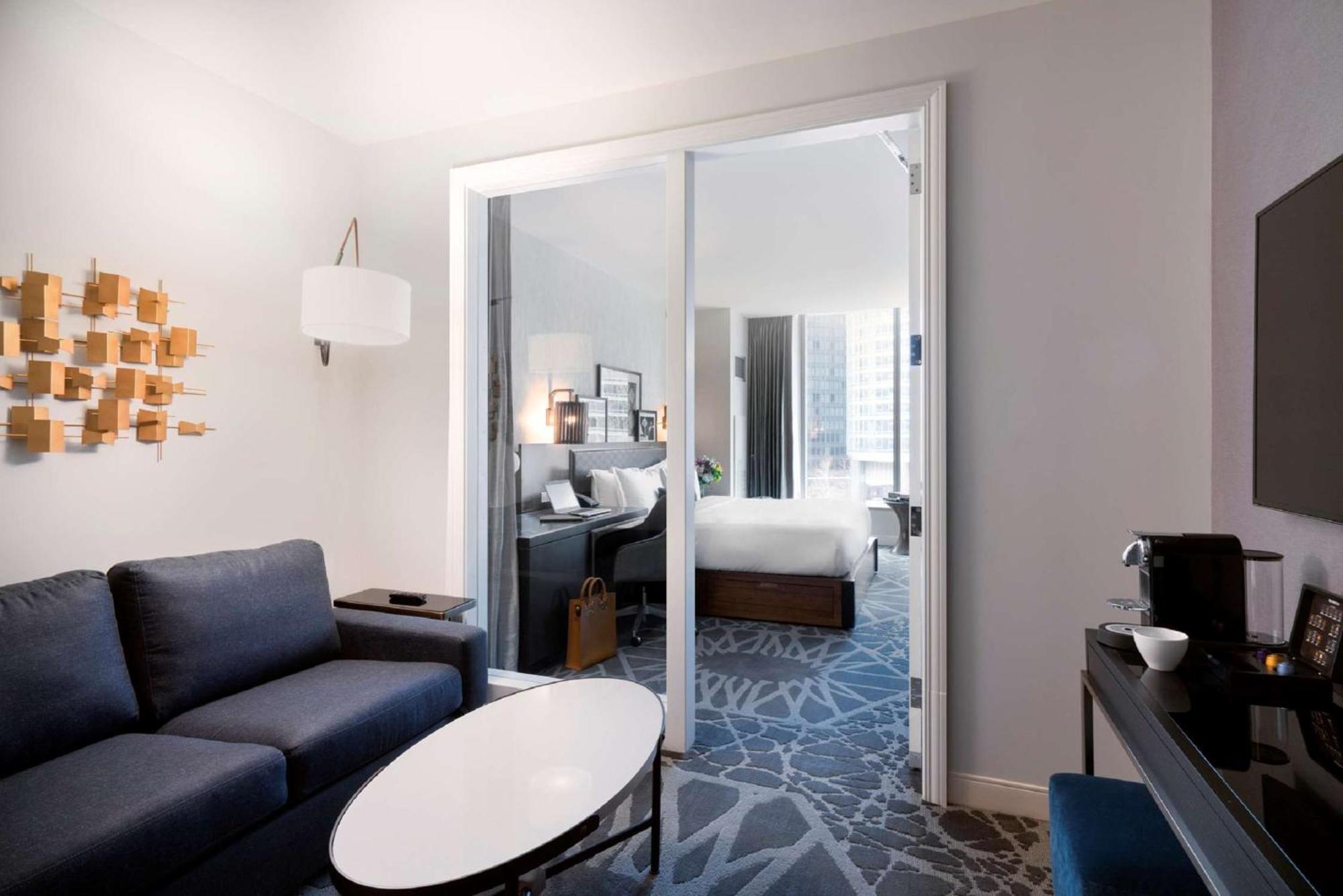 Vista King Suite Mobility Access,1551291625:JPEG