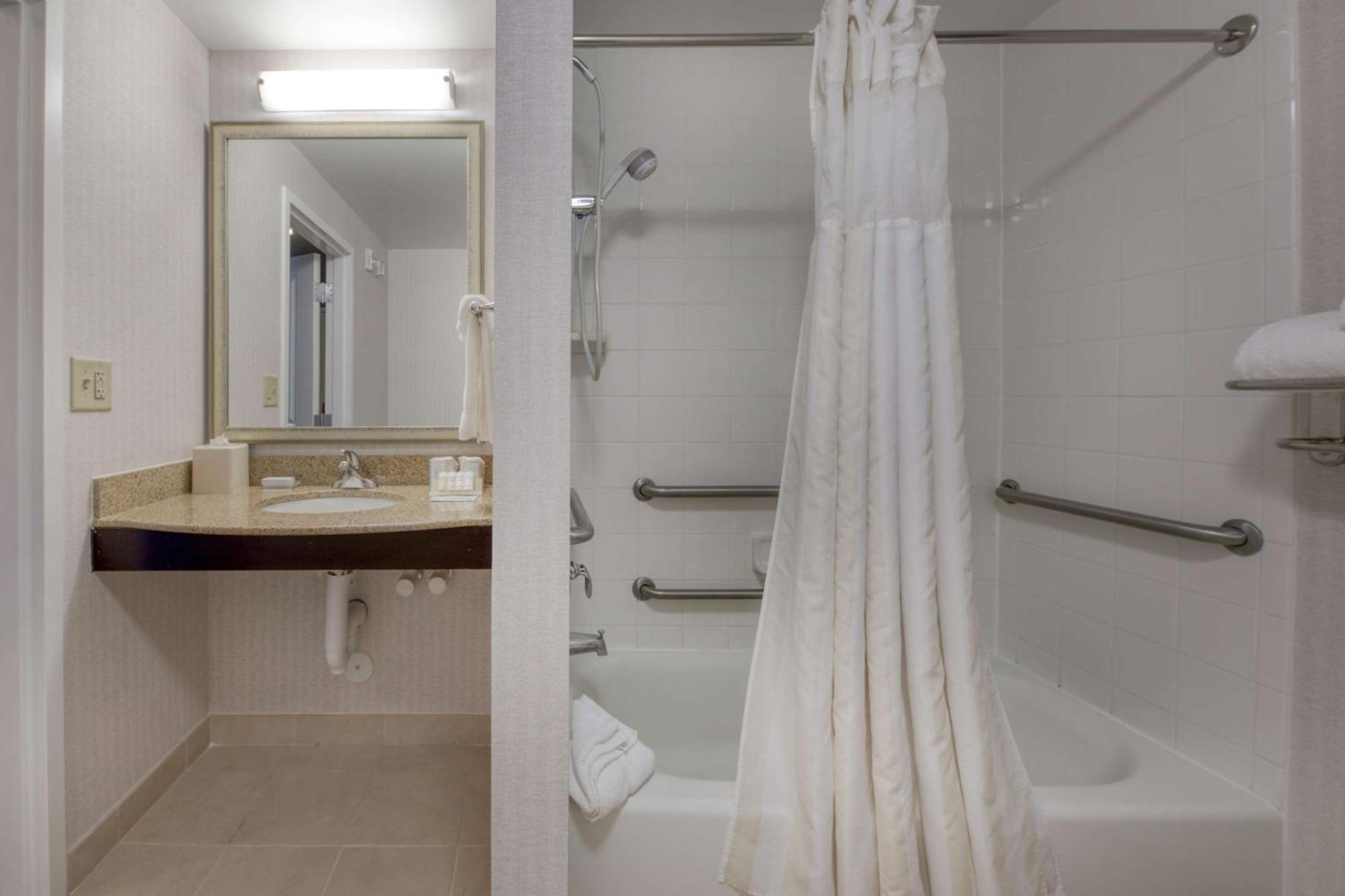 King Room with Tub - Mobility and Hearing Access,1551494101:JPEG