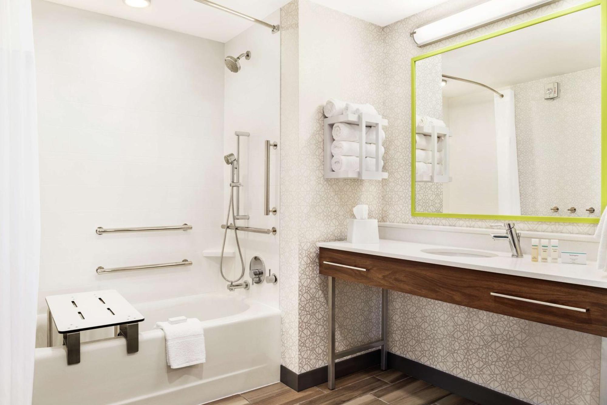 Queen Room with Two Queen Beds and Bath Tub - Mobility Accessible/Non-Smoking