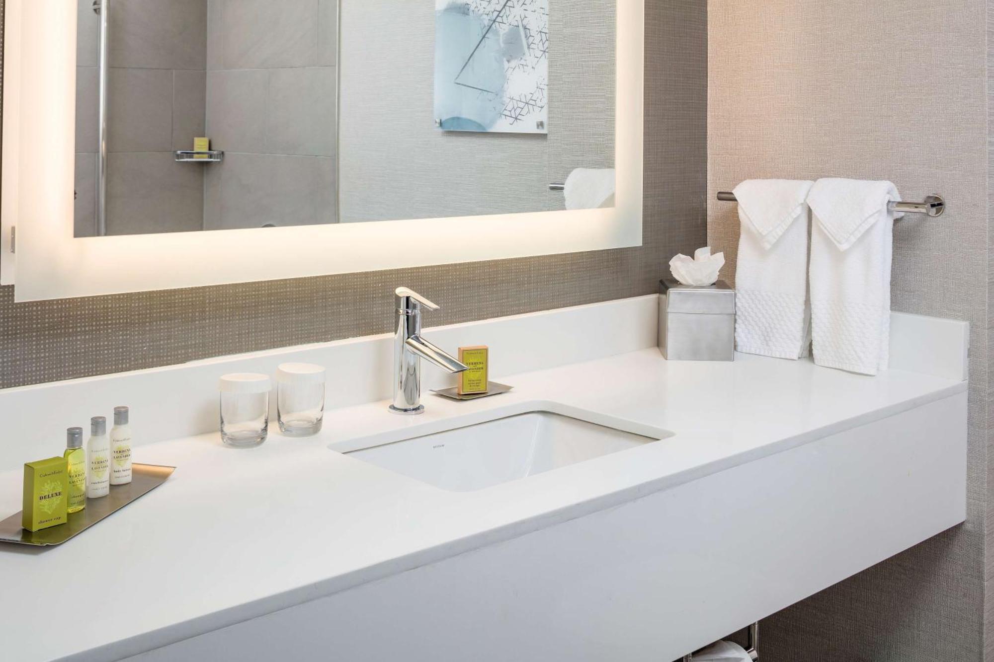 King Room with Accessible Tub - Mobility Access