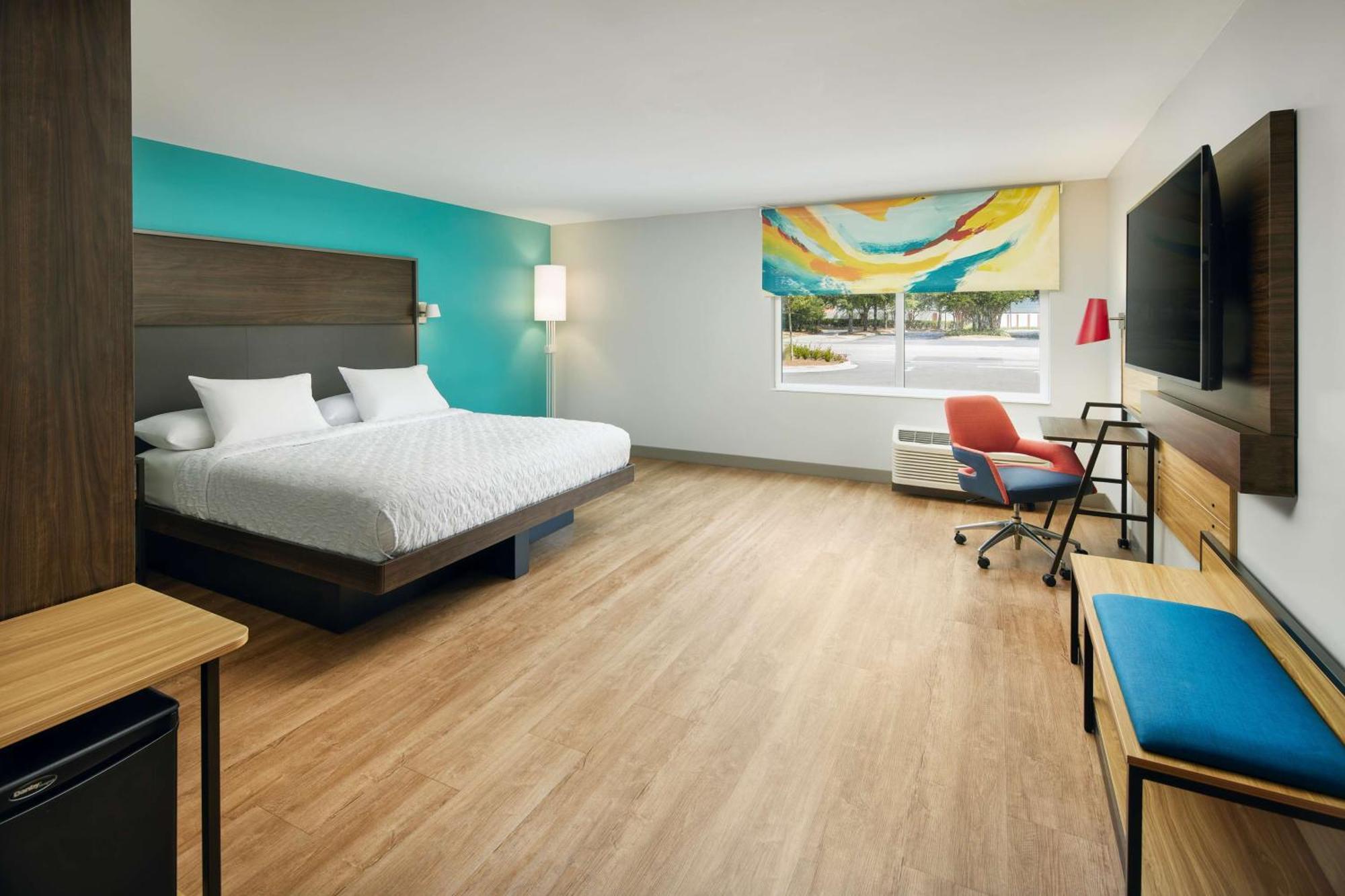 King Room with Bath Tub - Mobility and Hearing Access,1543893721:JPEG