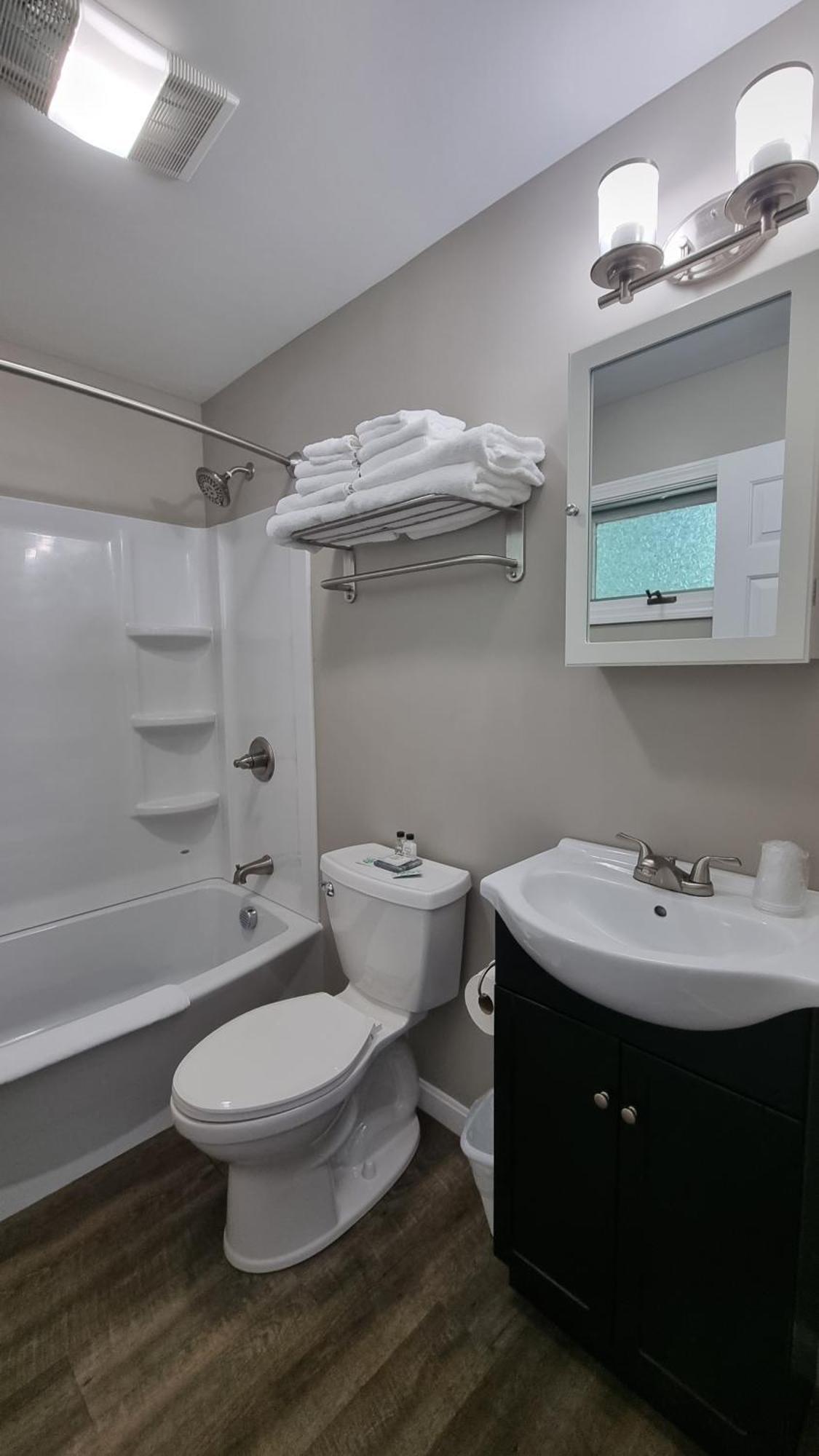 Quadruple Room with Lake View Non-Pet Friendly,1620221637:JPEG