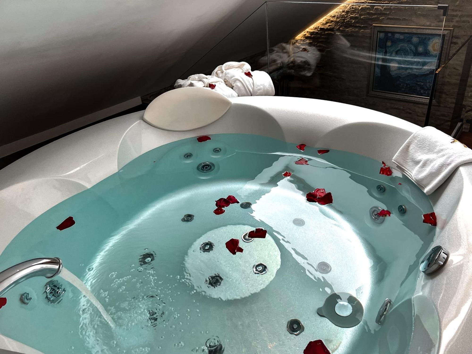 Suite with Hot Tub,1581121227:JPEG