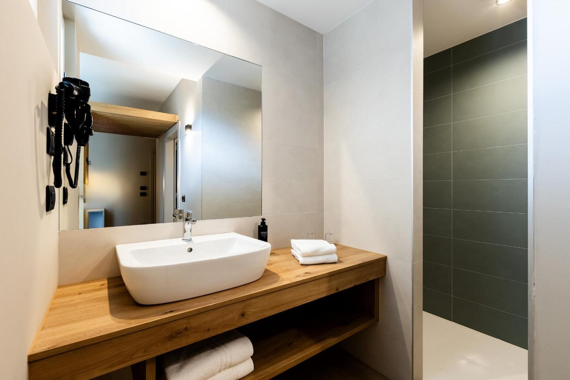 Deluxe Double or Twin Room with Balcony,1586821603:JPEG