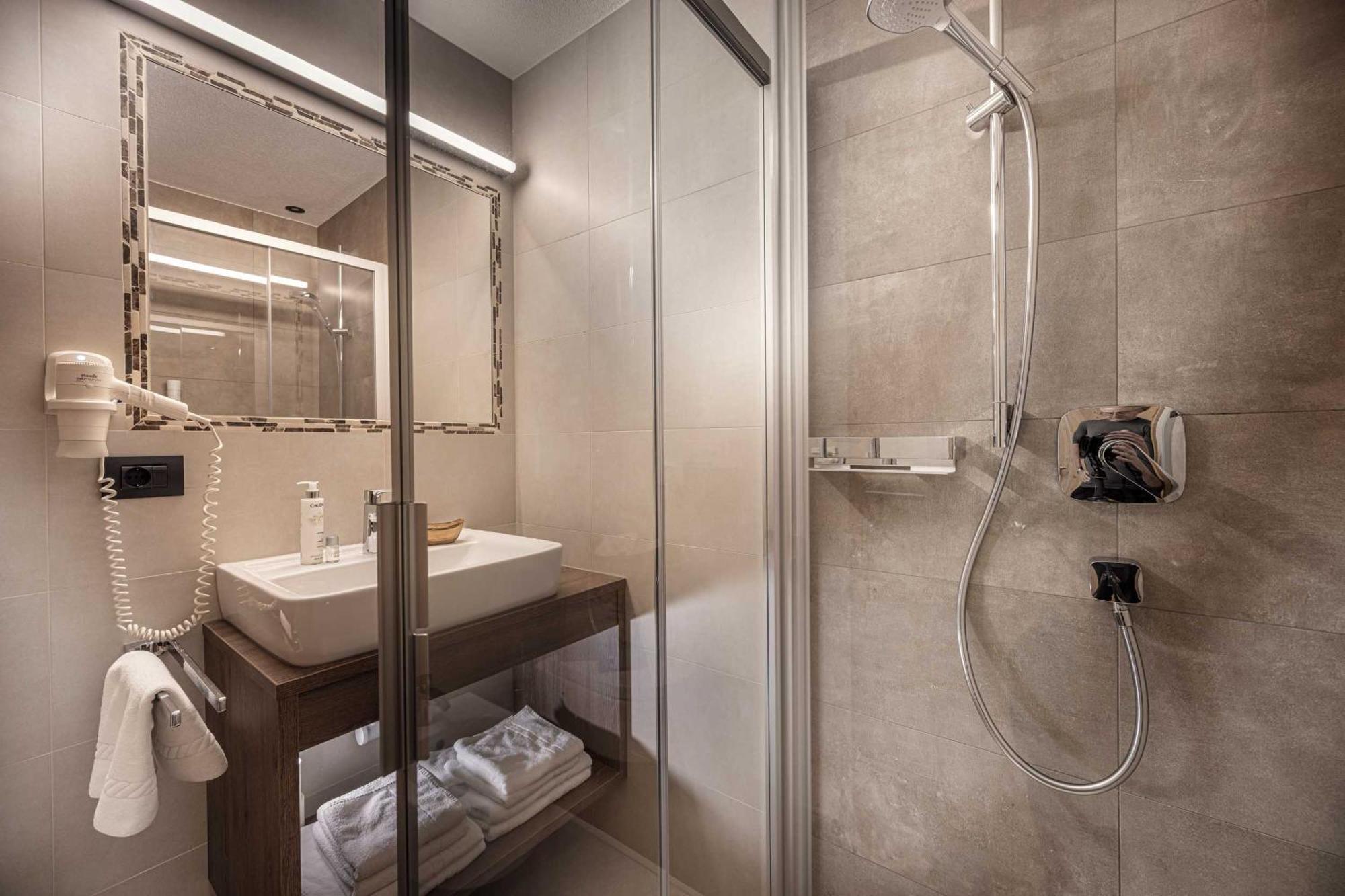 Double Room,1588263967:JPEG