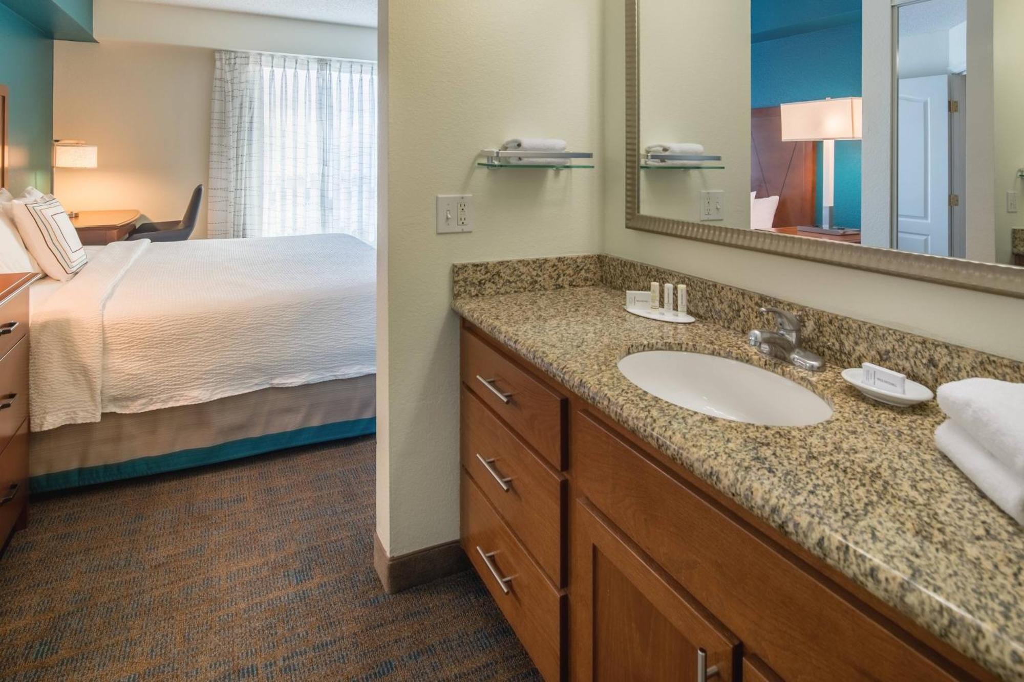 One-Bedroom King Suite Sofa Bed Roll Shower Mobility Hearing Accessible,1592887847:JPEG