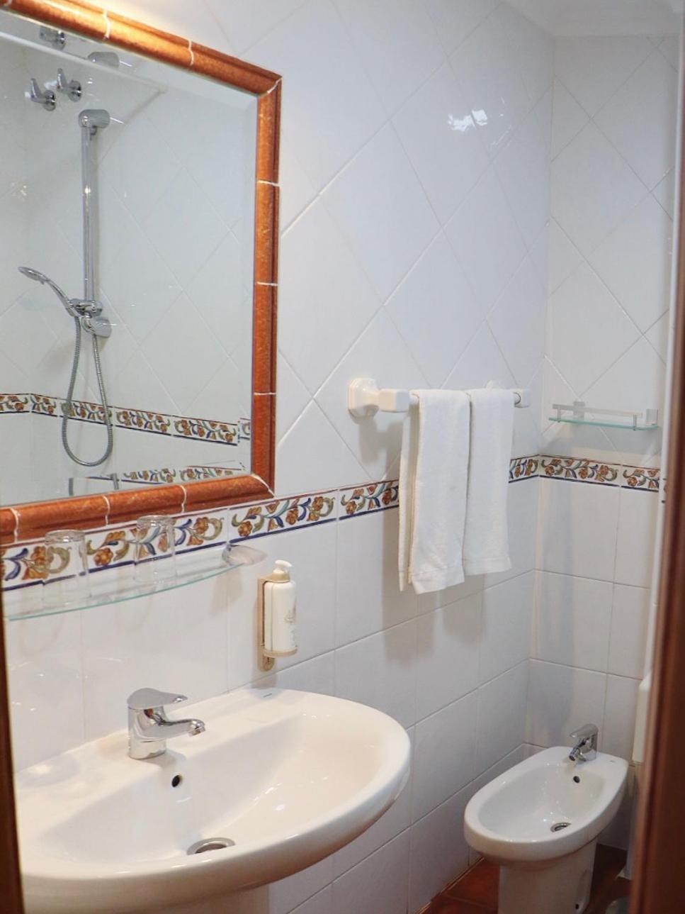 Twin Room,1593644749:JPEG