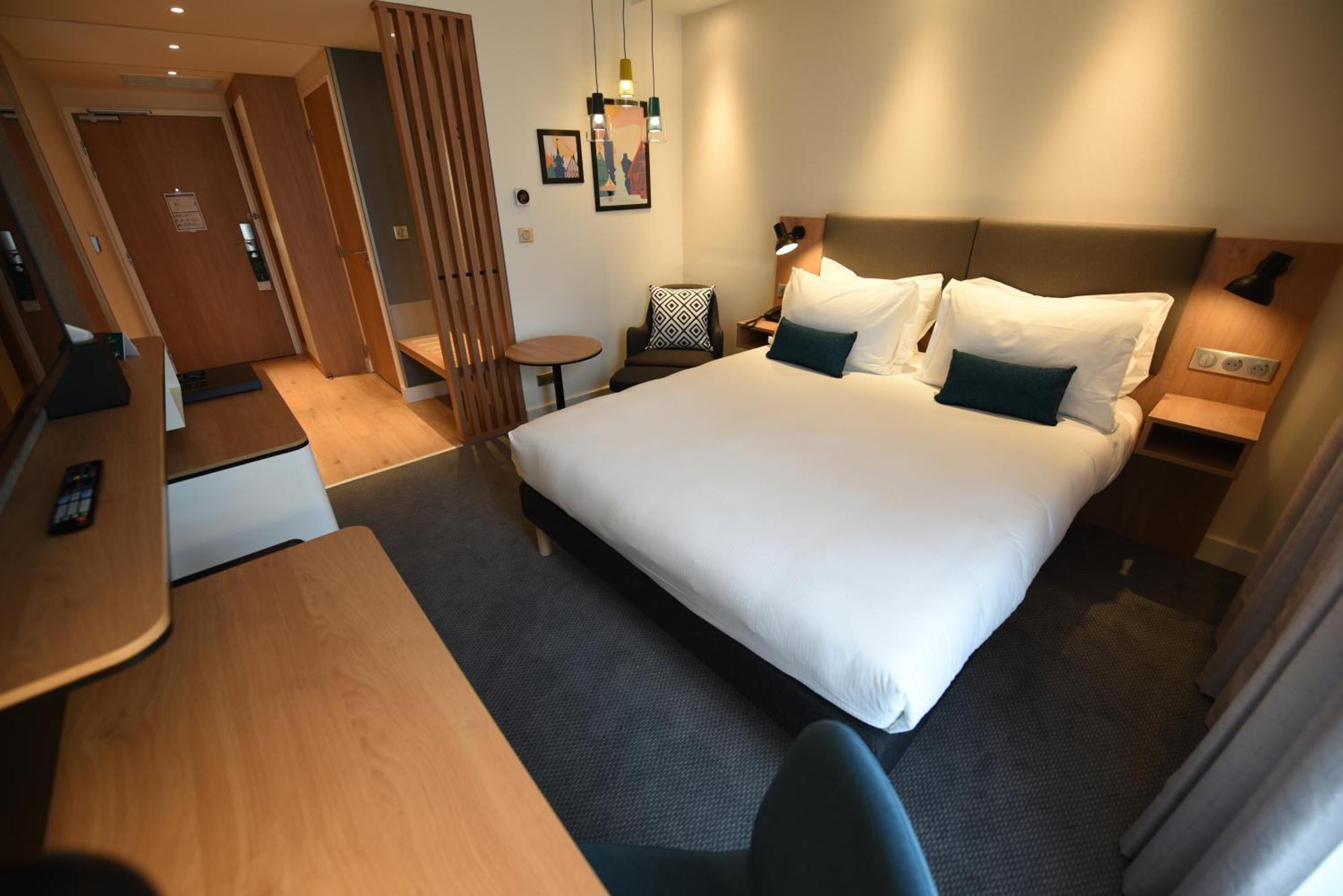 Standard Queen Room with Sofa Bed - Non-Smoking,1607793892:JPEG