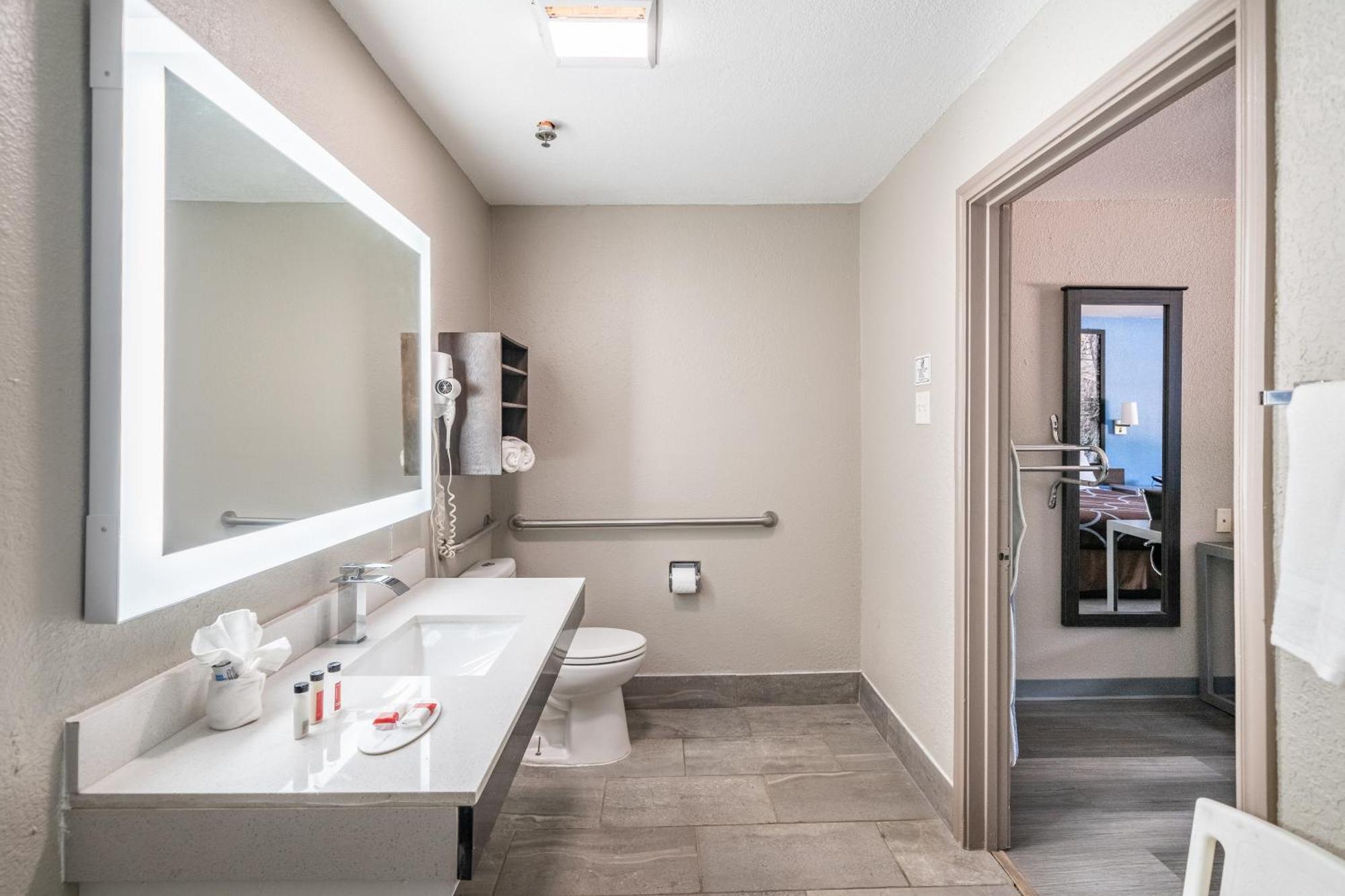 King Room Roll Shower Mobility or Hearing Accessible Non-Smoking,1617465413:JPEG