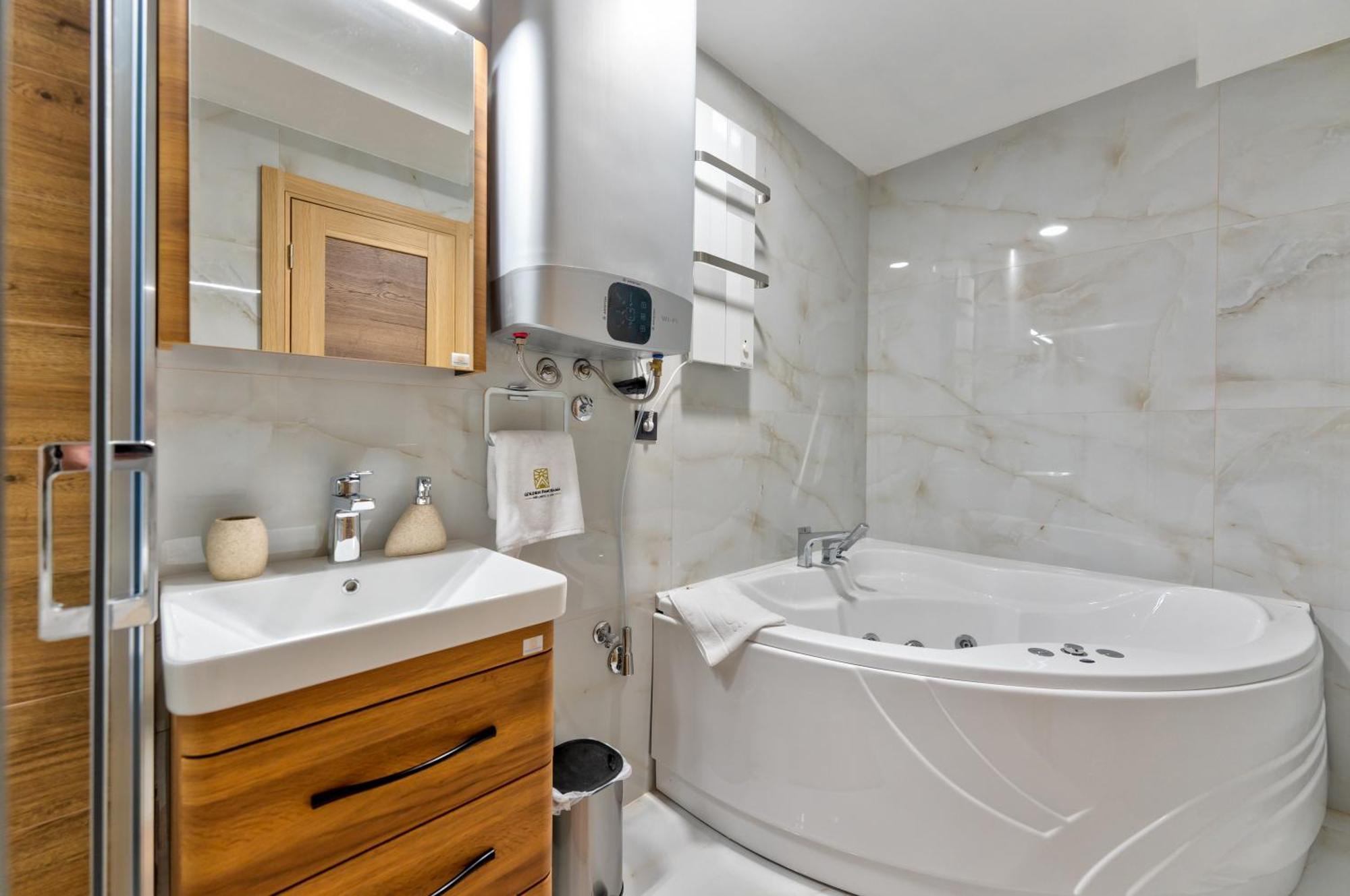 Duplex Apartment Hot Tube Spa Access,1618943106:JPEG