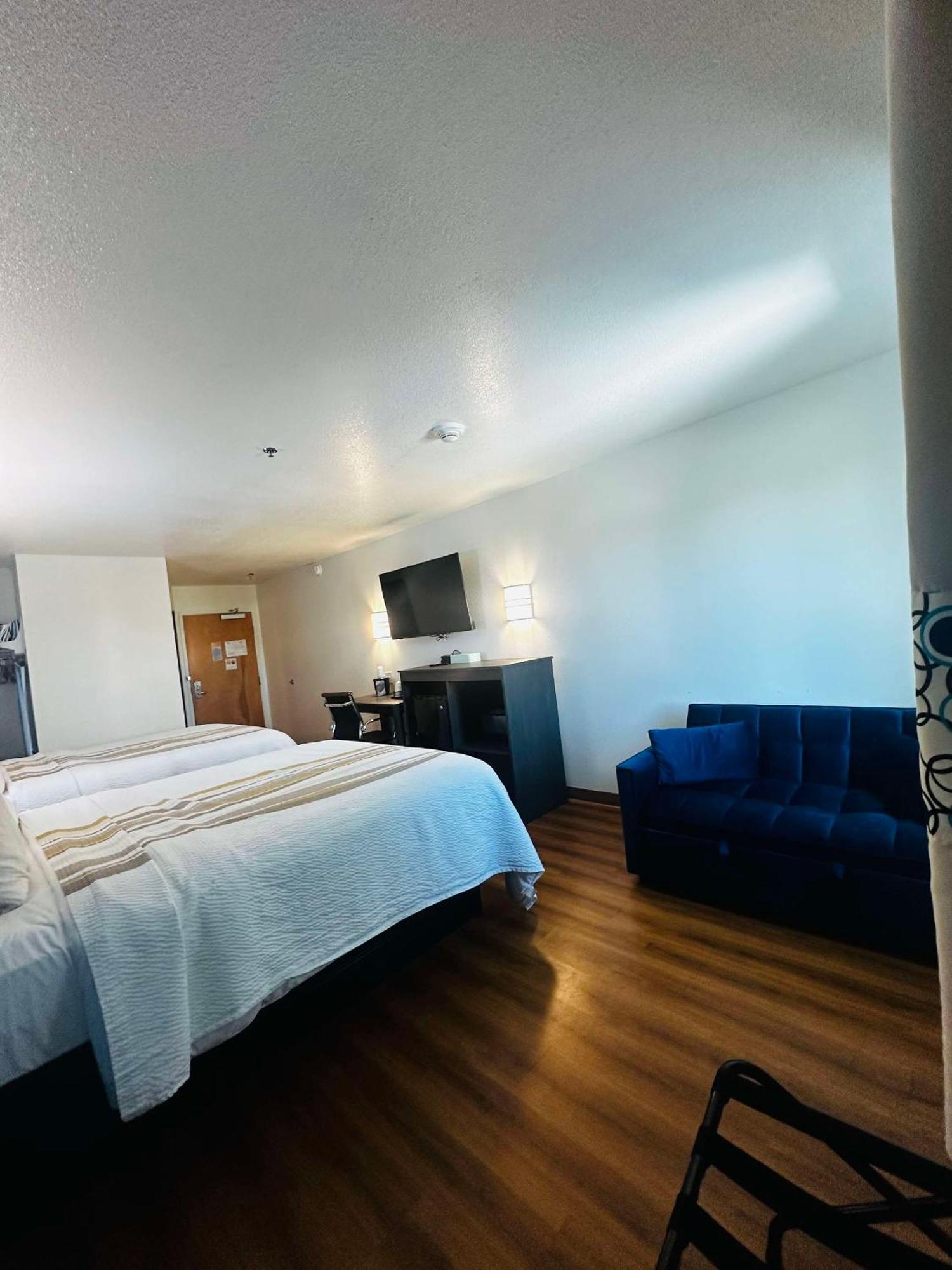 Queen Room with Two Queen Beds with Sofa Bed,1697842623:JPEG