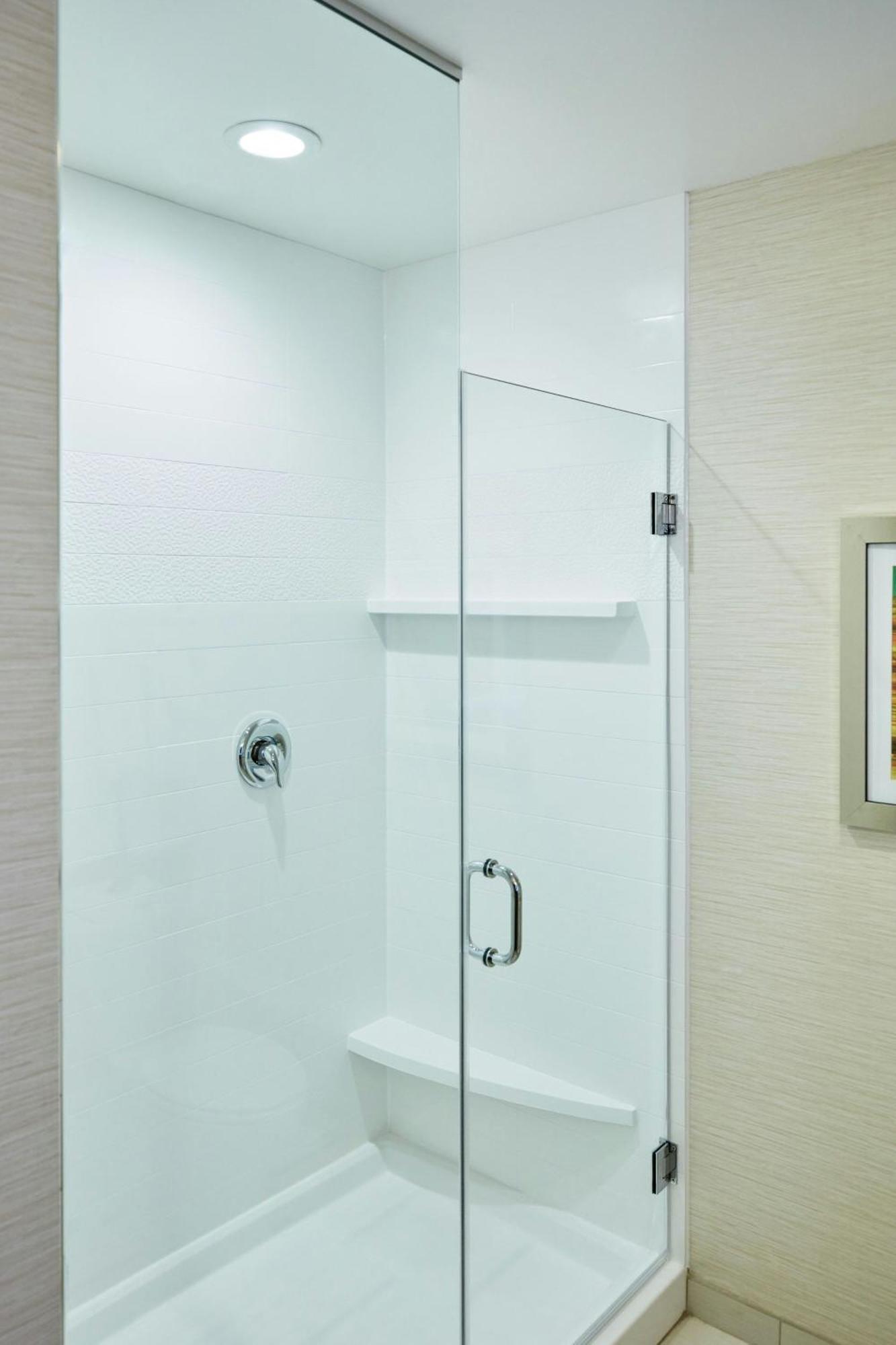 King Room with Adapted Tub - Mobility and Hearing Accessible,1633017391:JPEG