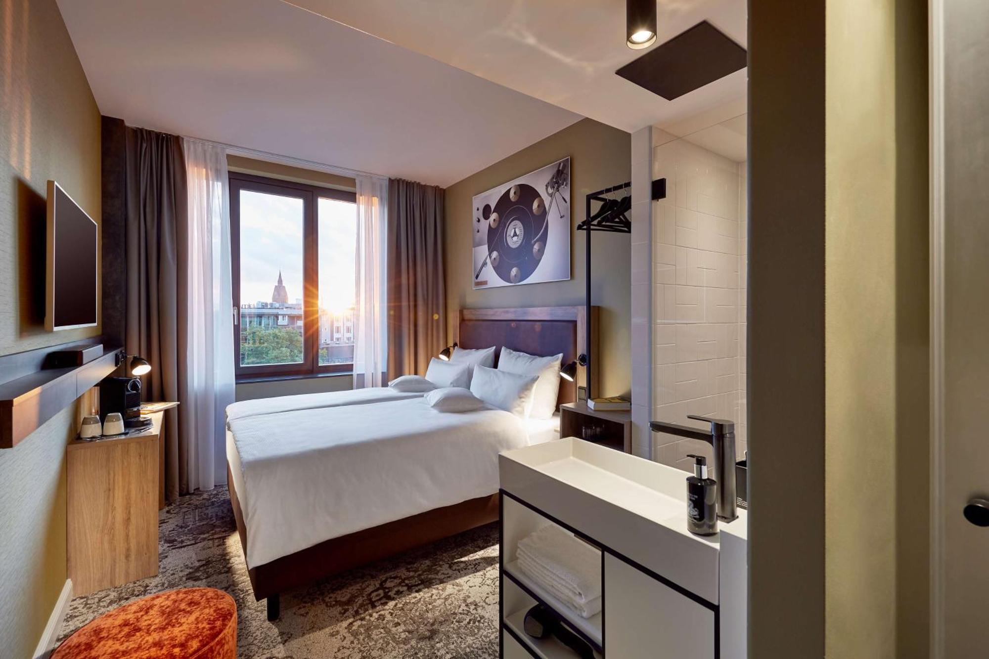 Queen Room,1639625872:JPEG