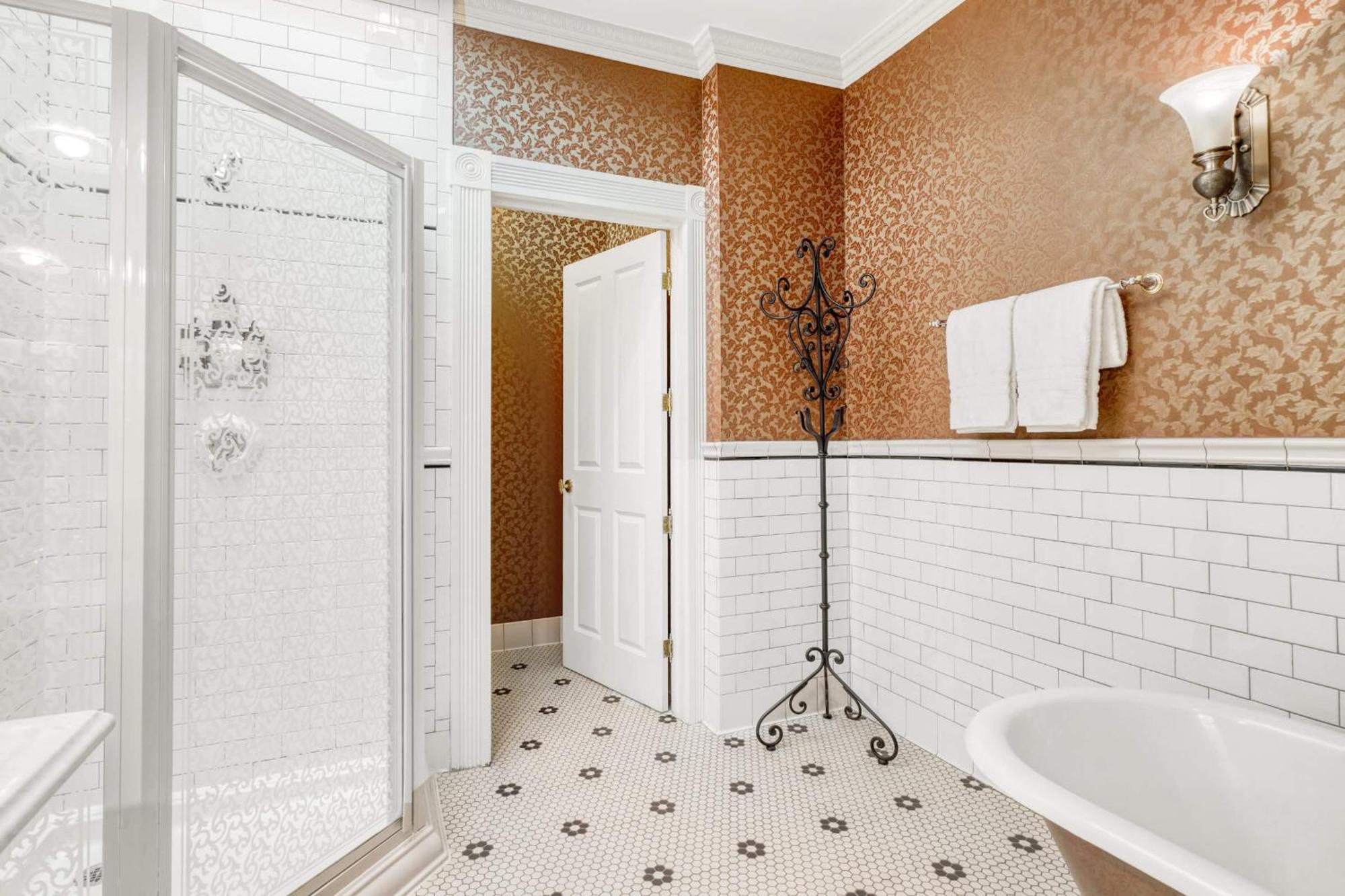 Queen Junior Suite,1641741222:JPEG