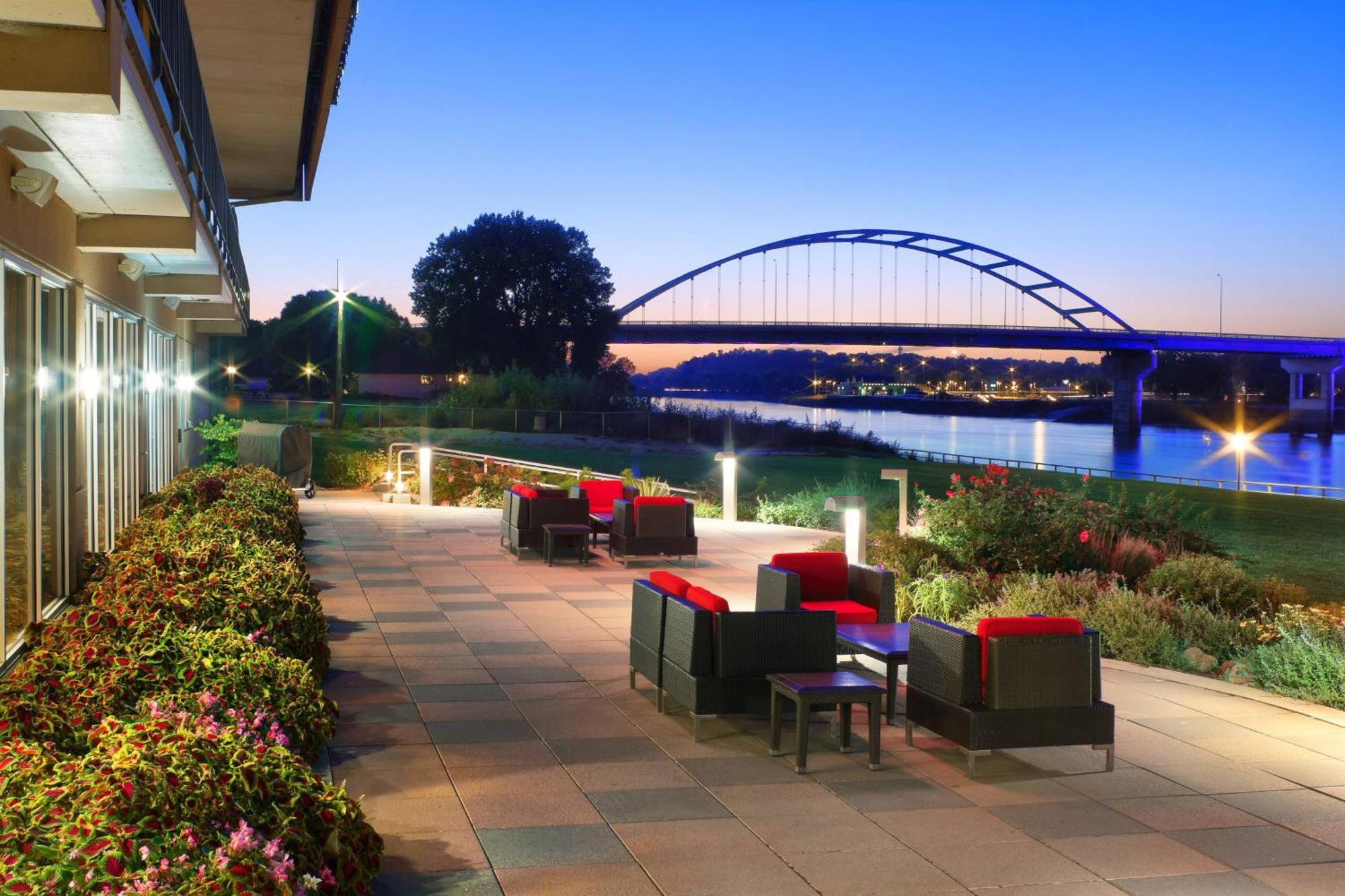 Guest room, 2 Queen, River view