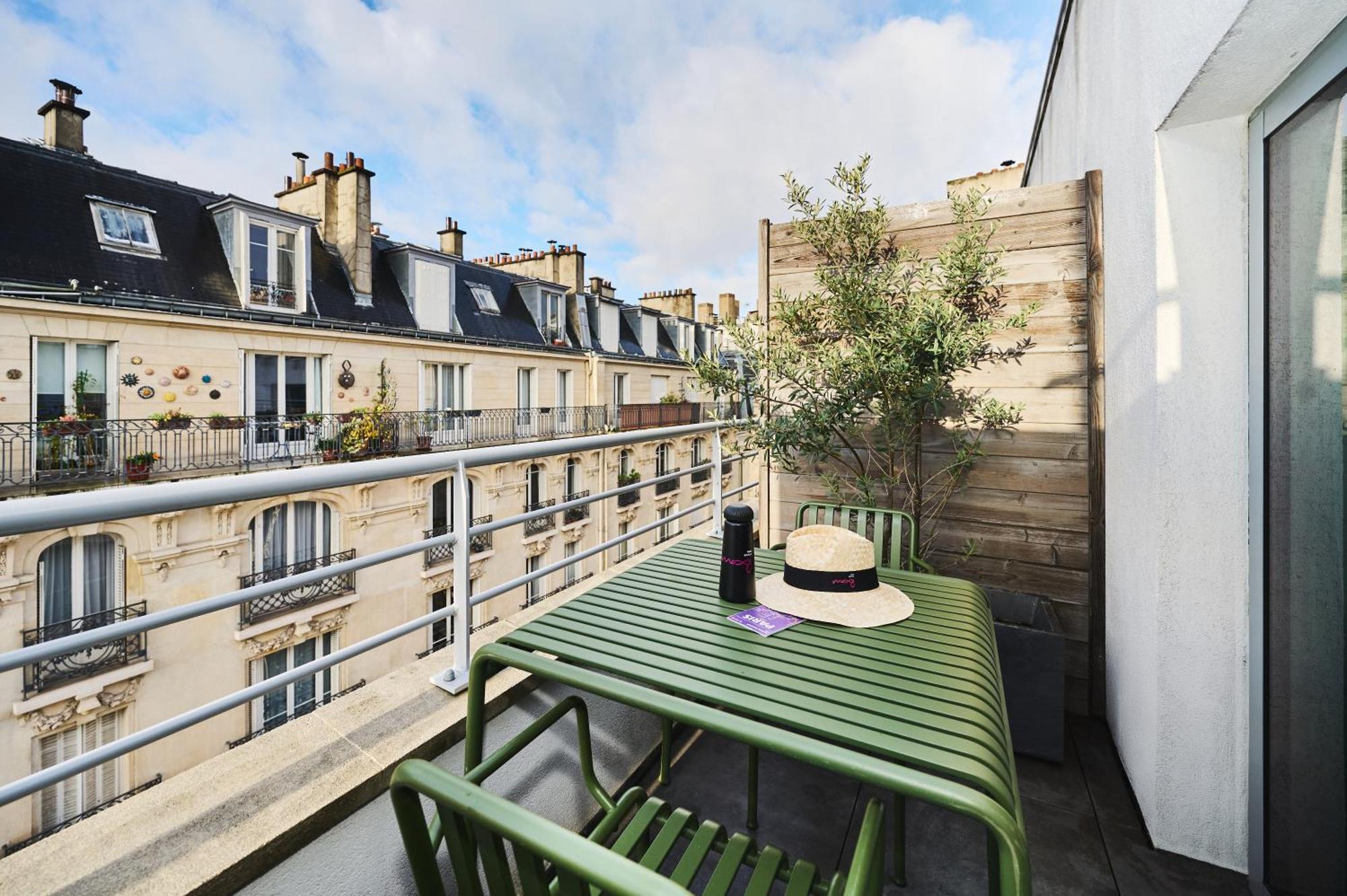 Moxy Sleeper with Balcony or terrace