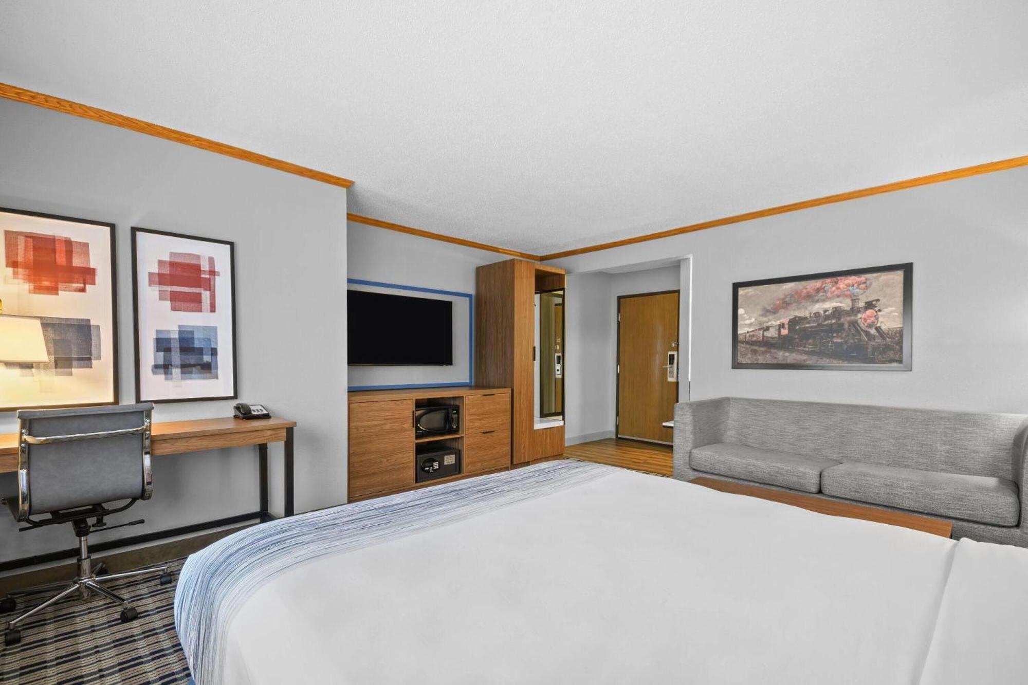 Queen Studio Suite - Non-Smoking,1699014139:JPEG